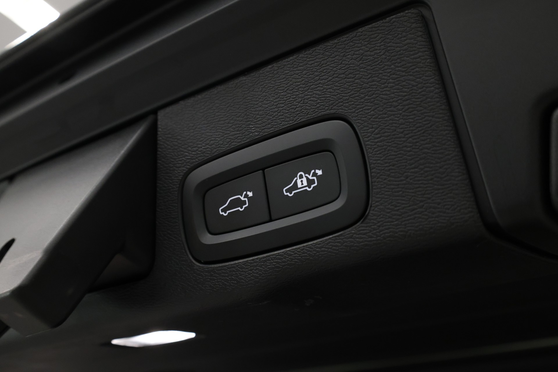 VOLVO XC60 2.0 B5 MH Black Edition AWD-image-29