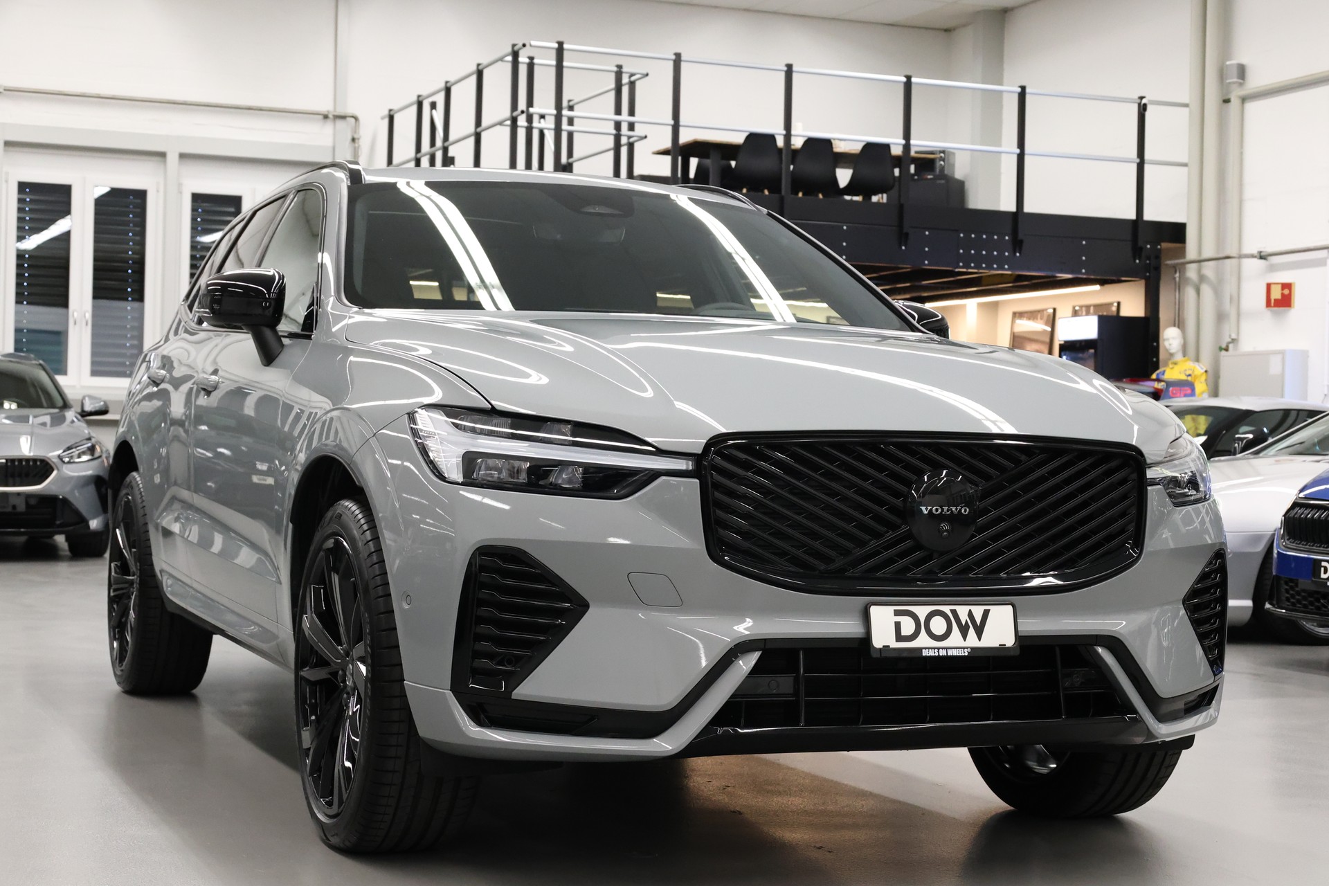 VOLVO XC60 2.0 B5 MH Black Edition AWD-showroom-element-3