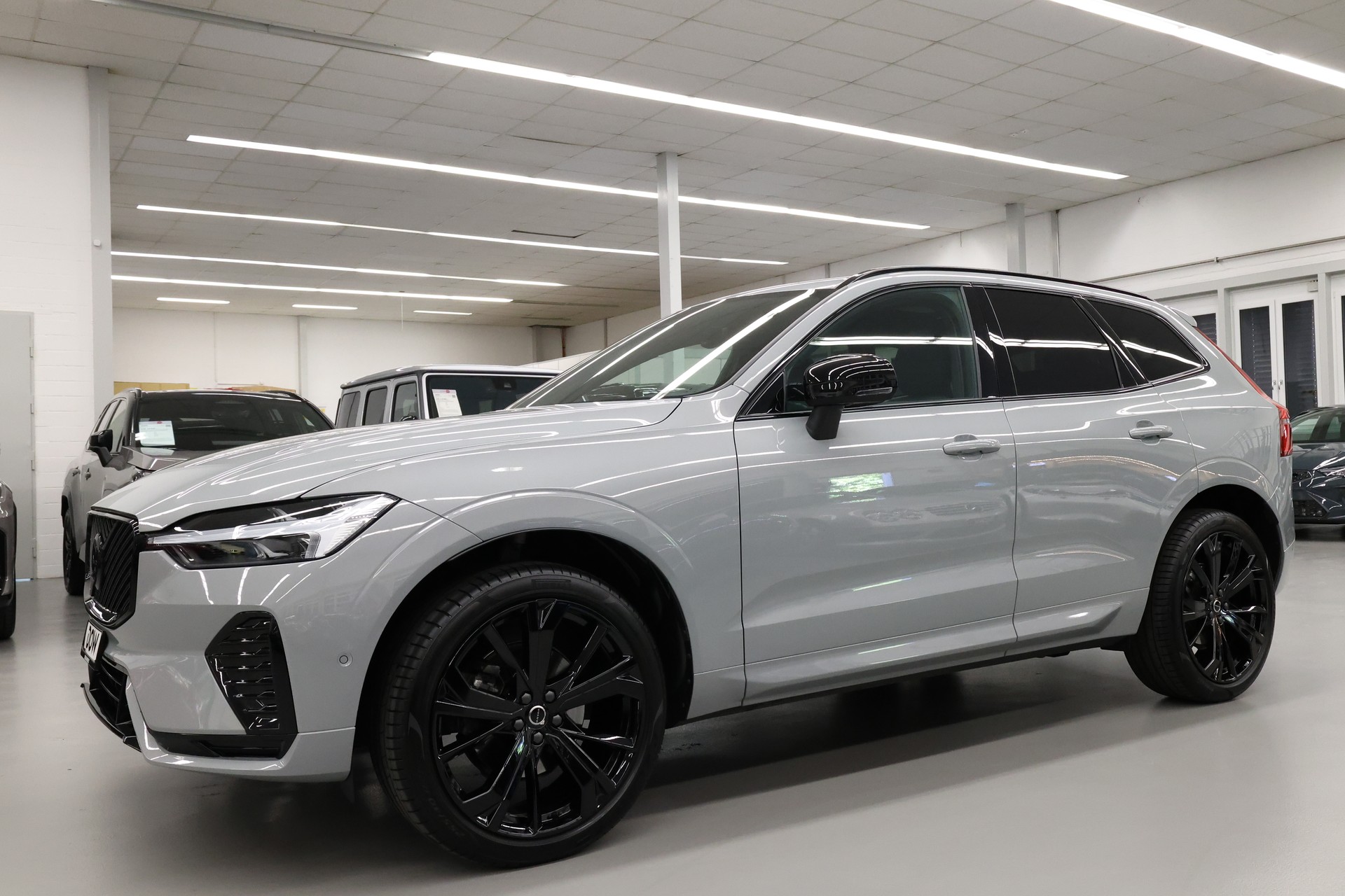VOLVO XC60 2.0 B5 MH Black Edition AWD-showroom-element-1