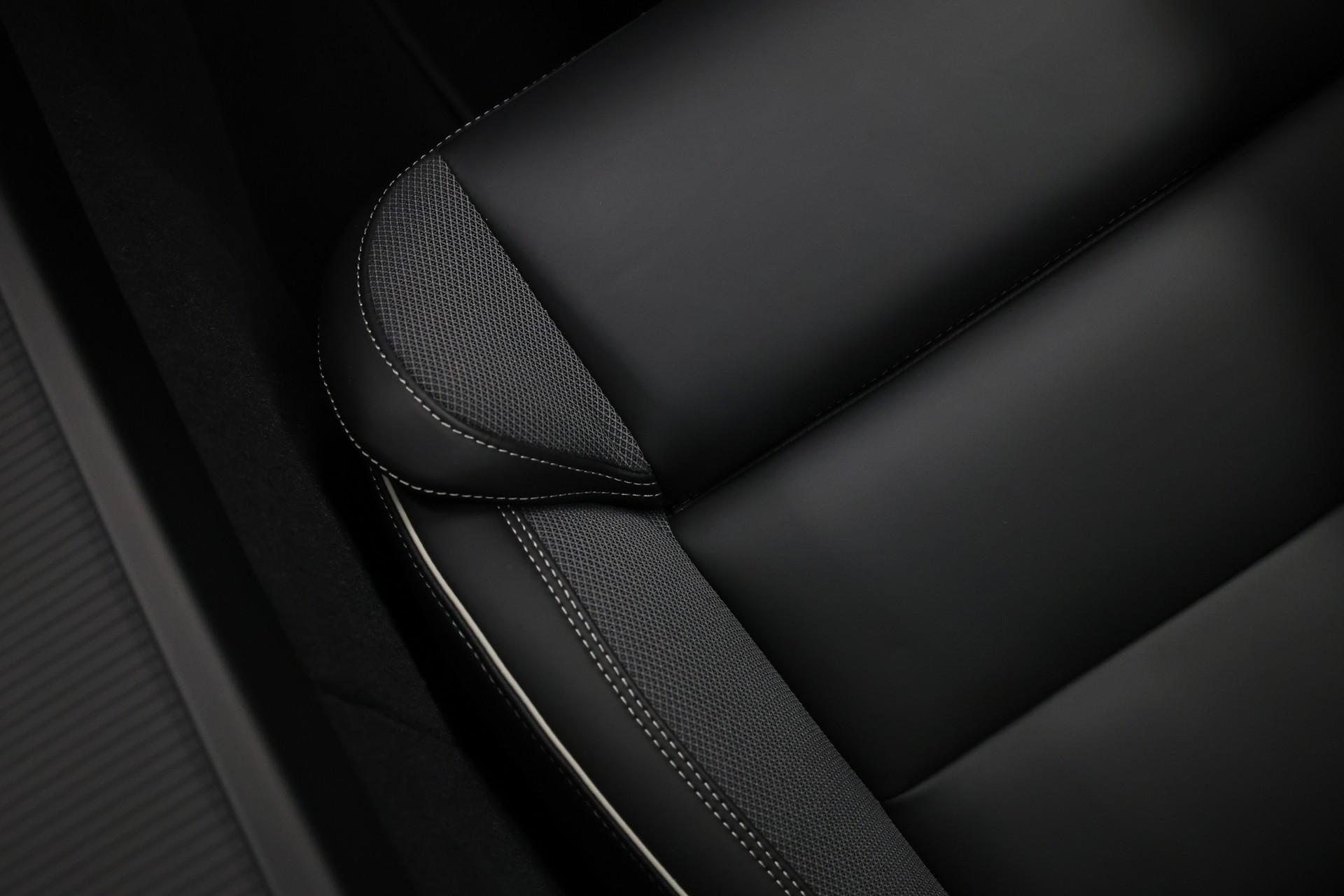 VOLVO XC60 2.0 B5 MH Black Edition AWD-image-28