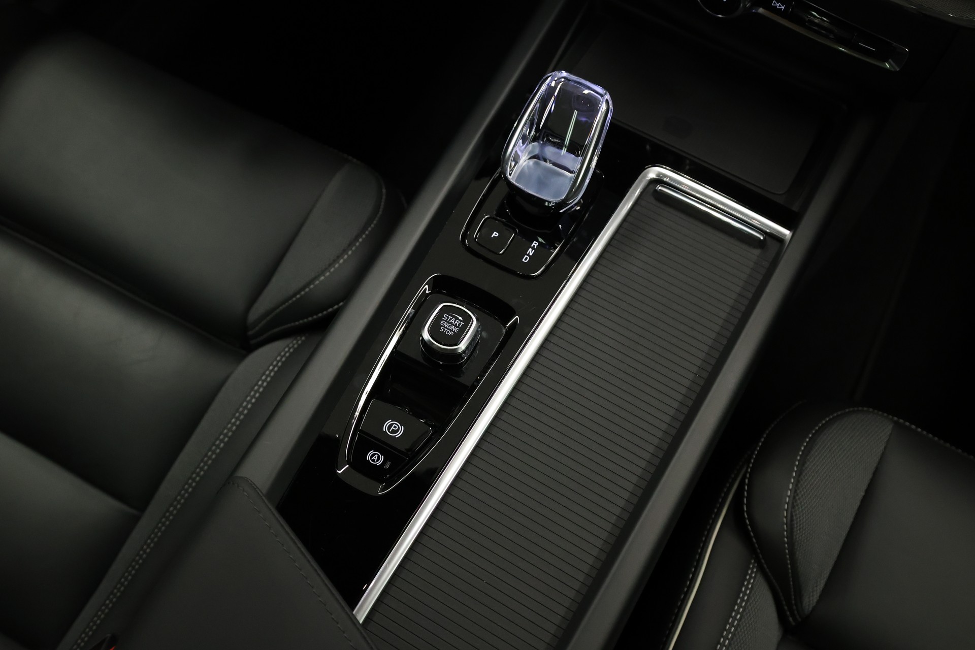 VOLVO XC60 2.0 B5 MH Black Edition AWD-image-23
