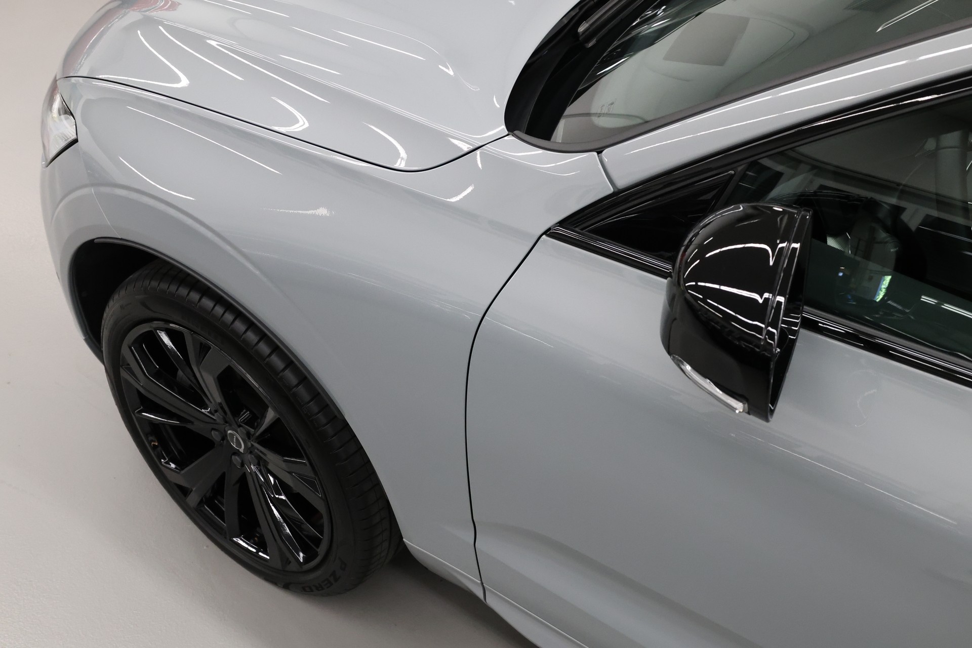 VOLVO XC60 2.0 B5 MH Black Edition AWD-image-13