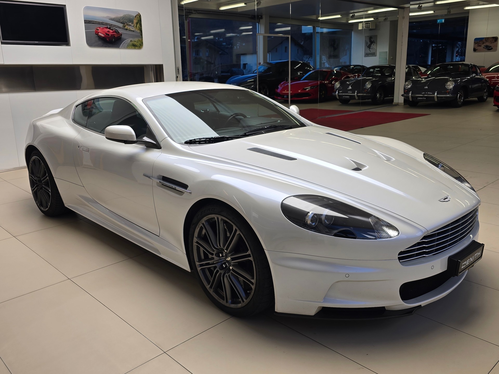 ASTON MARTIN DBS Coupé-image-2