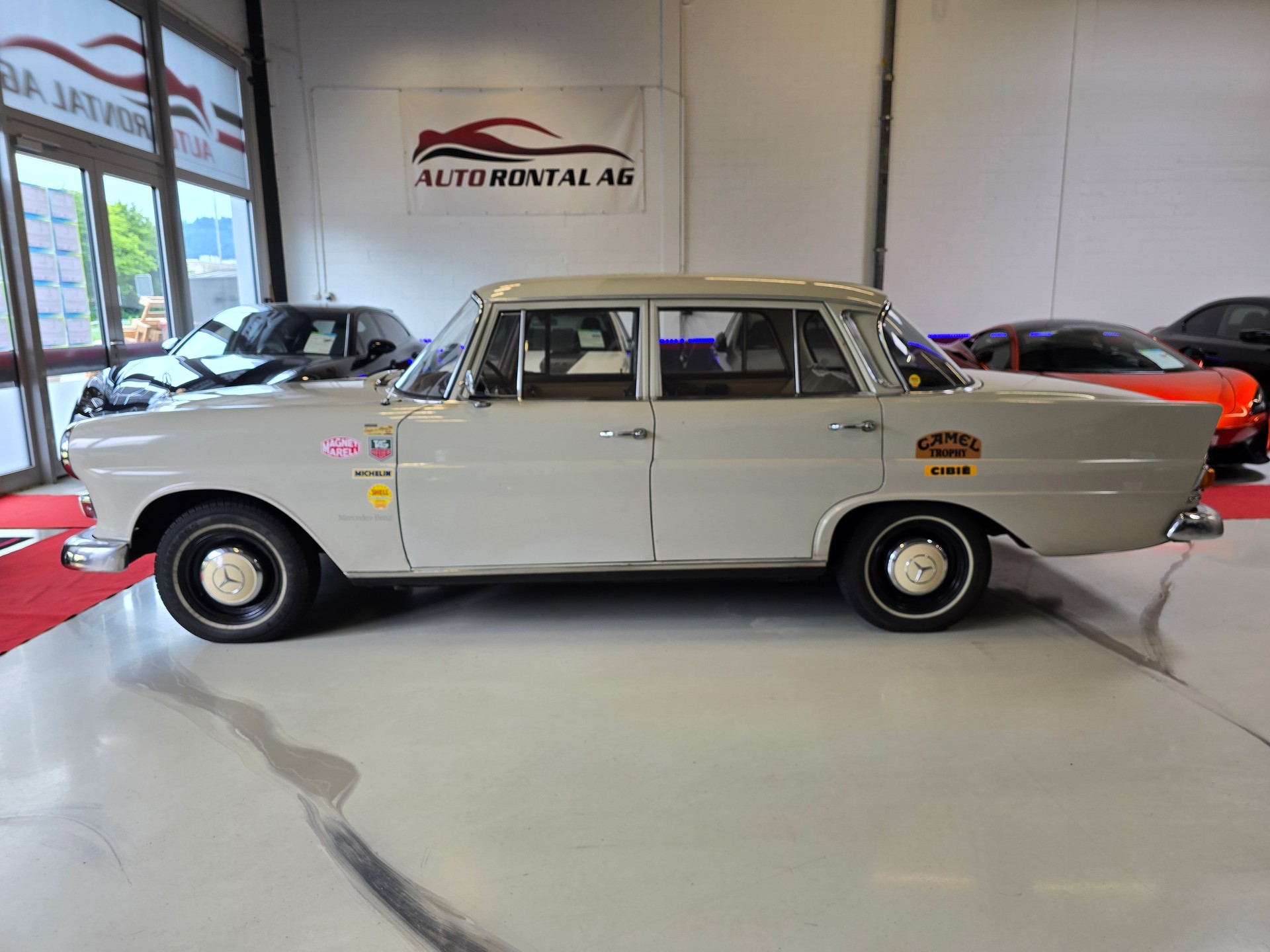 MERCEDES-BENZ 200-showroom-element-1
