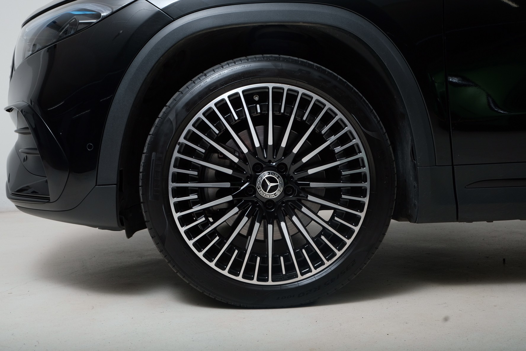 MERCEDES-BENZ EQA 300 AMG Line 4Matic-showroom-element-2