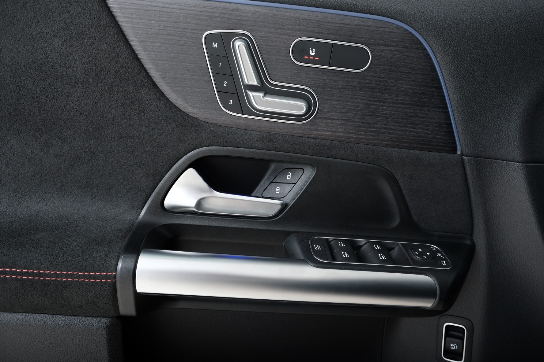 MERCEDES-BENZ EQA 300 AMG Line 4Matic-image-13