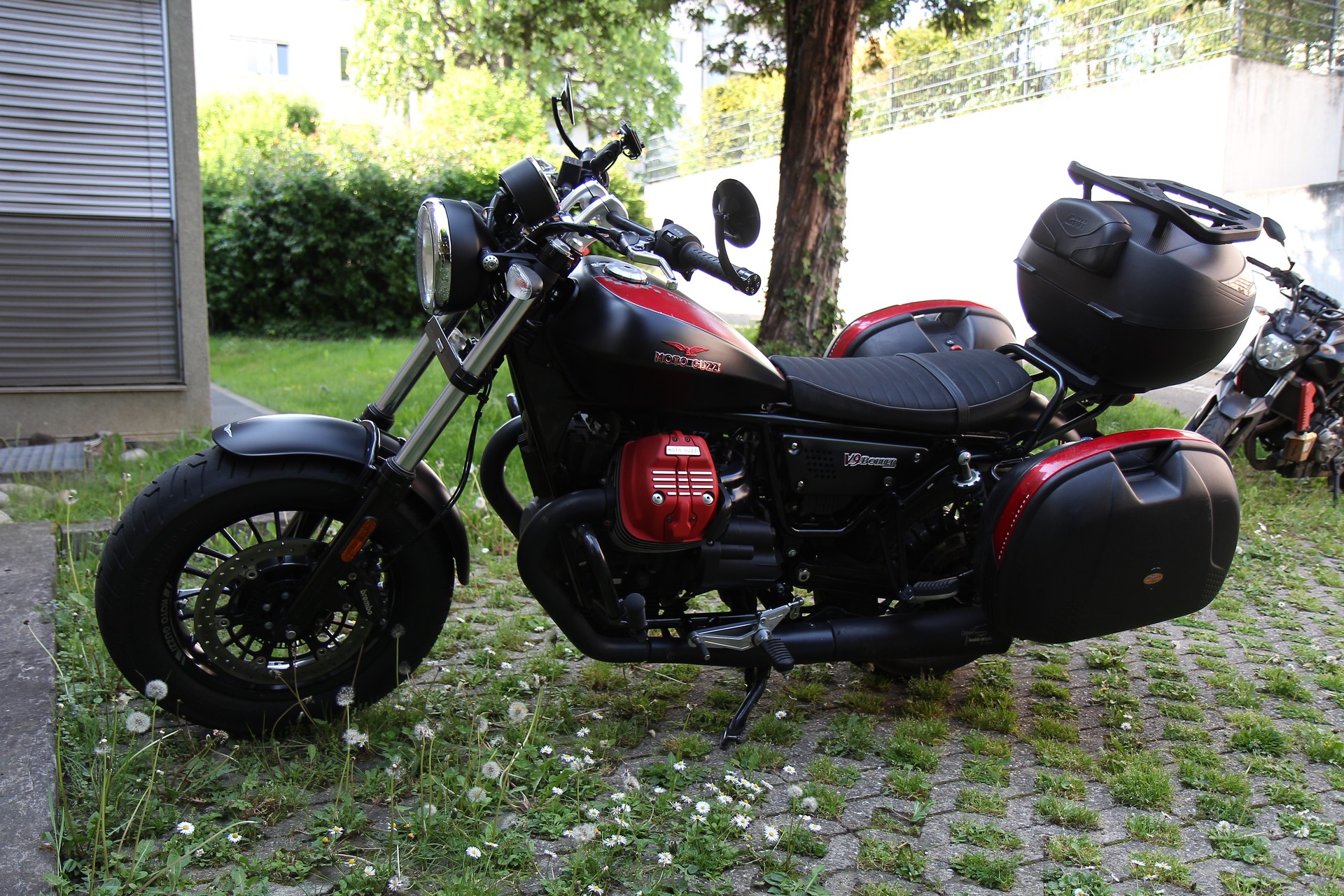 MOTO GUZZI Bobber-image-0