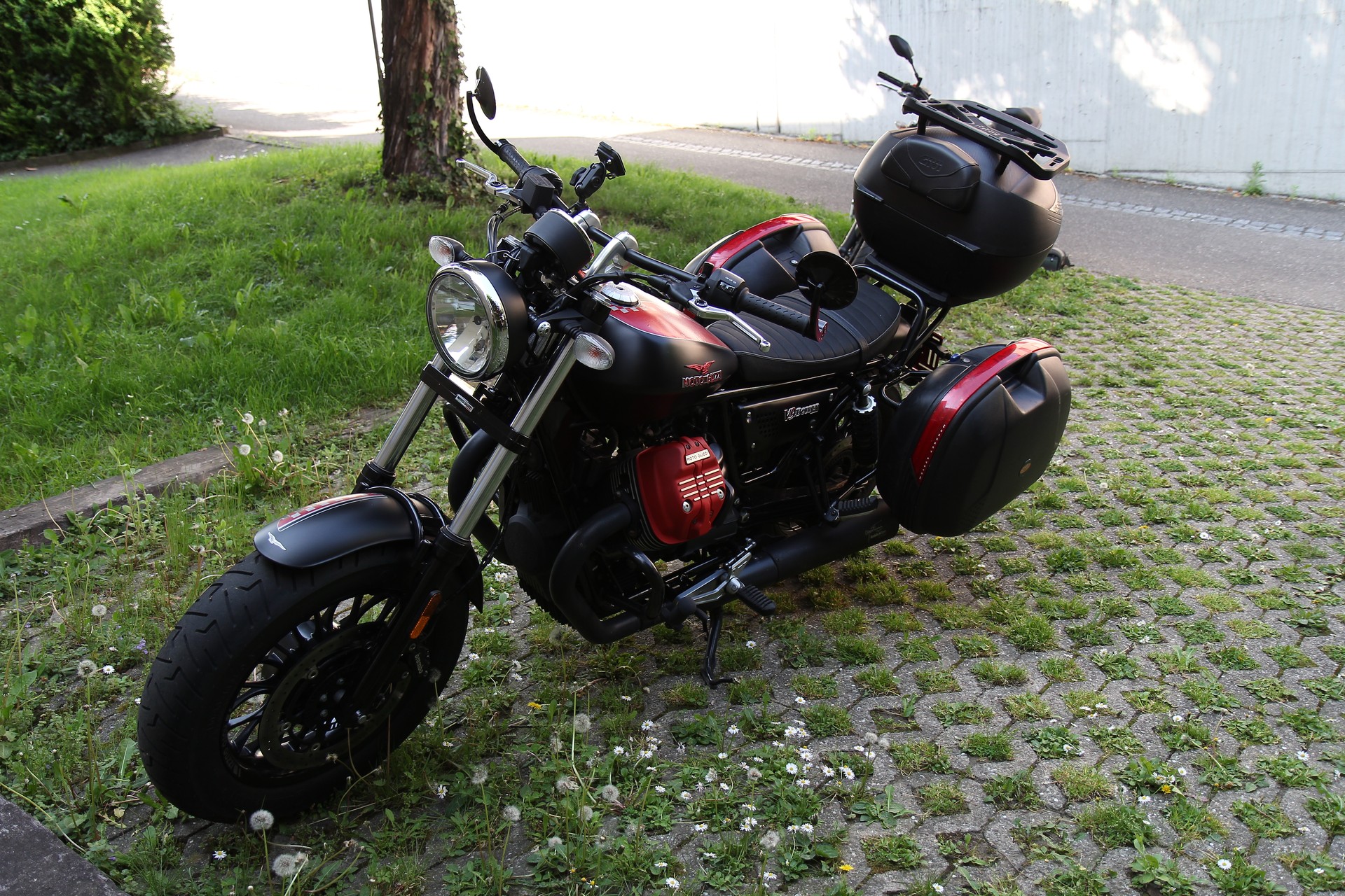 MOTO GUZZI Bobber-image-2