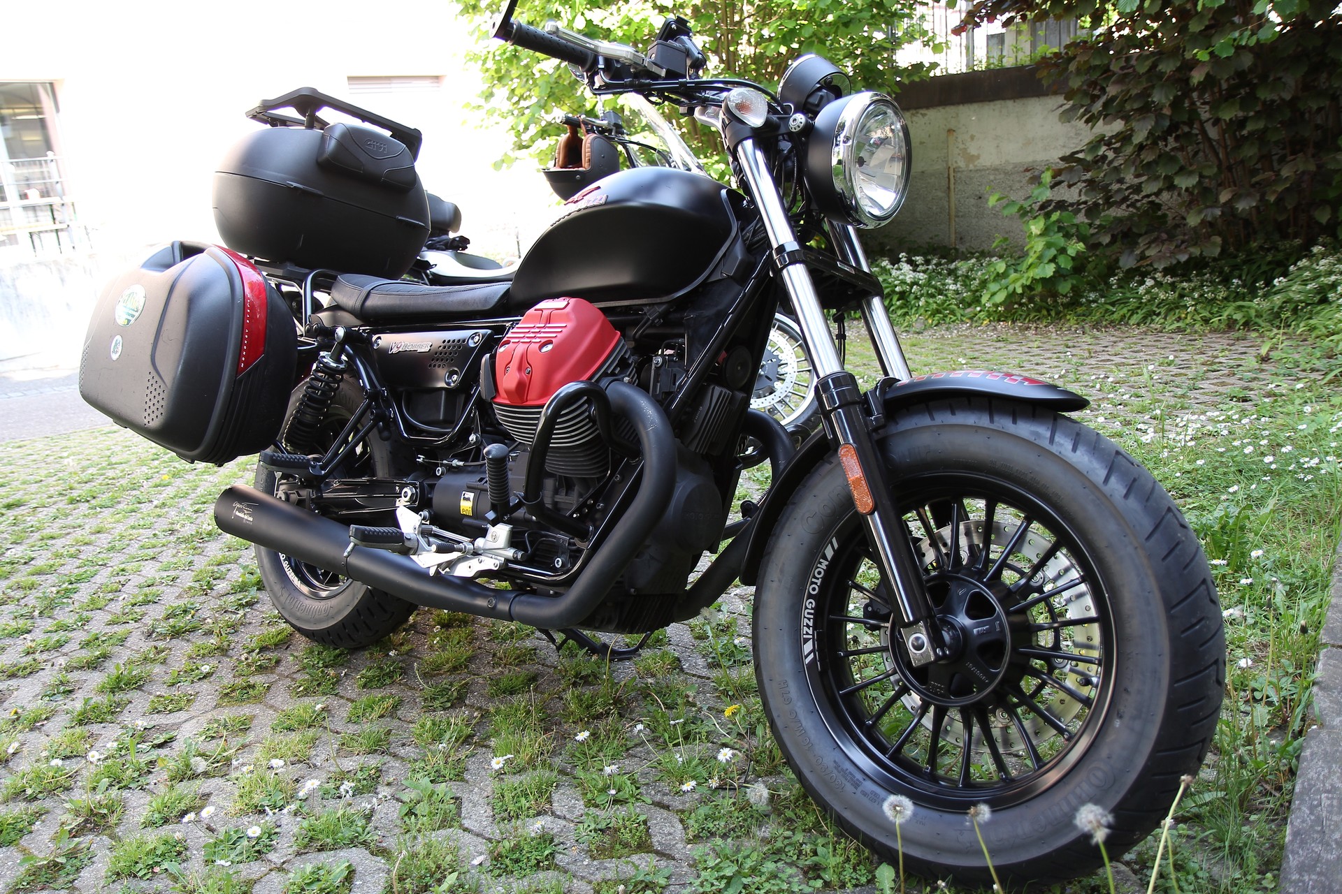 MOTO GUZZI Bobber-image-1