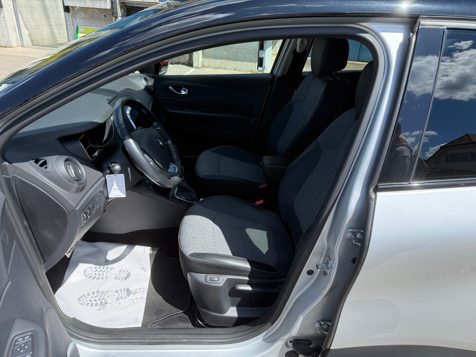 RENAULT Captur 1.2 T 16V 90th Anniversary EDC-image-7