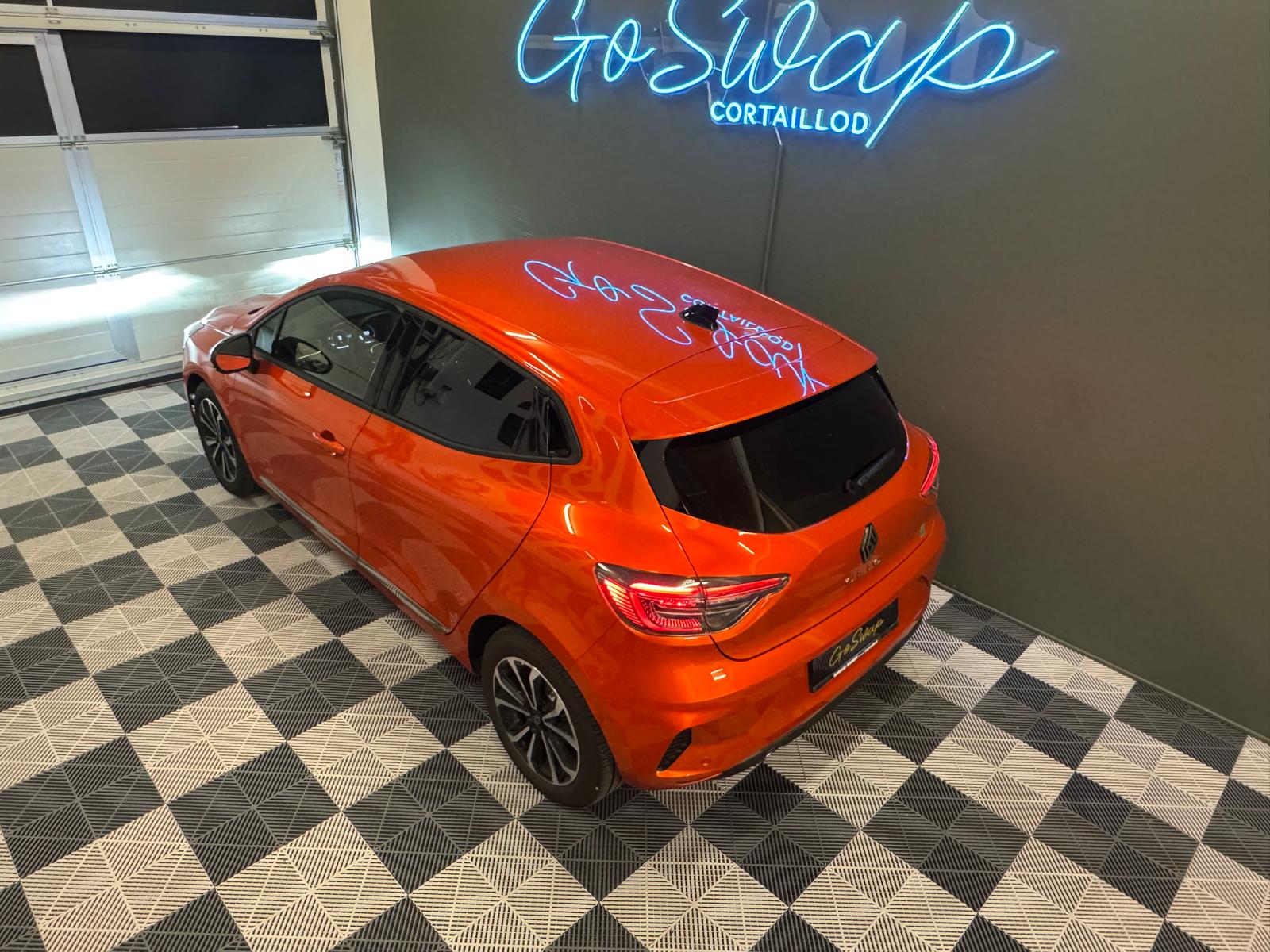 RENAULT Clio 1.0 Techno-showroom-element-2