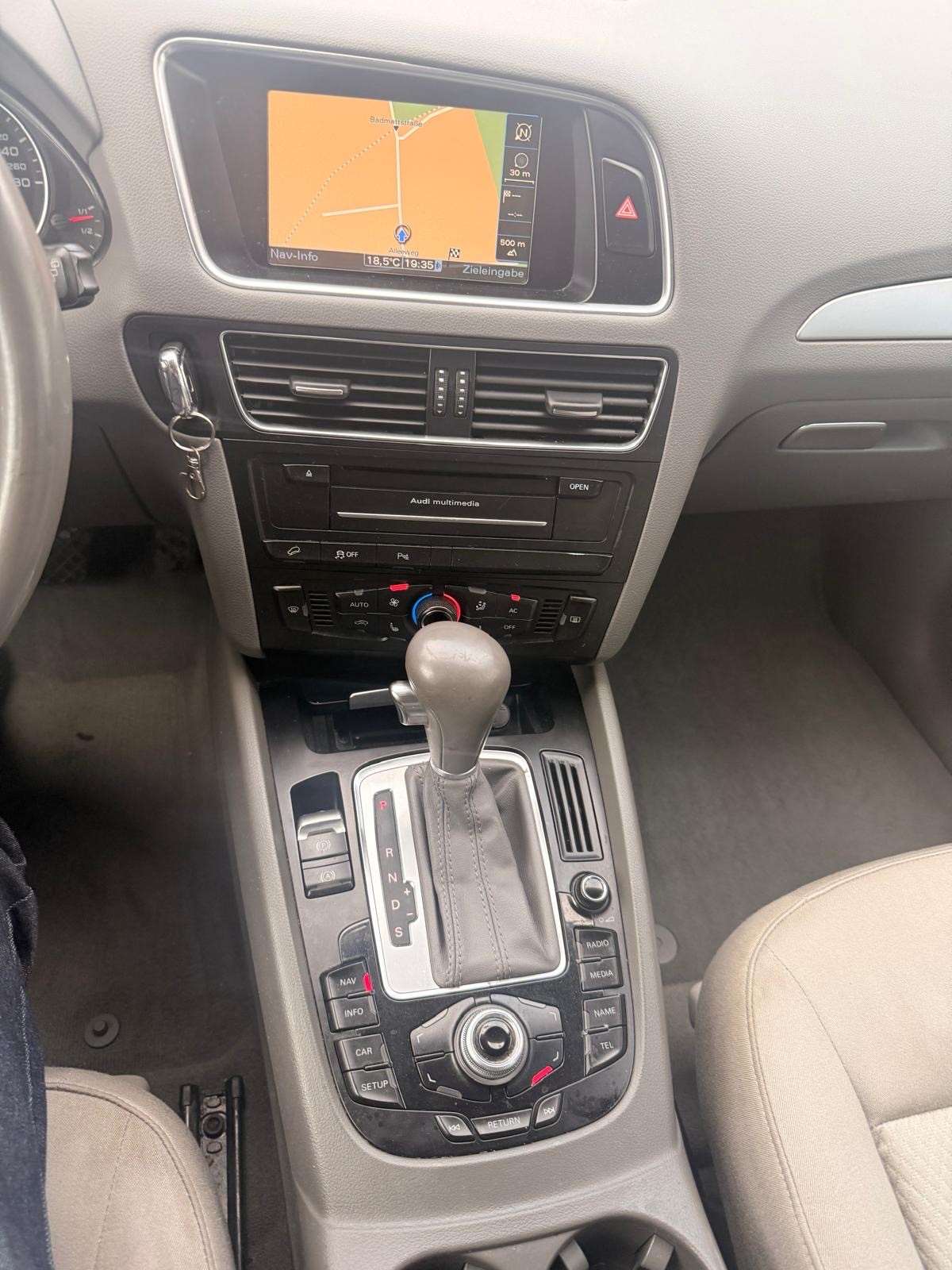 AUDI Q5 2.0 TDI quattro S-tronic-image-13