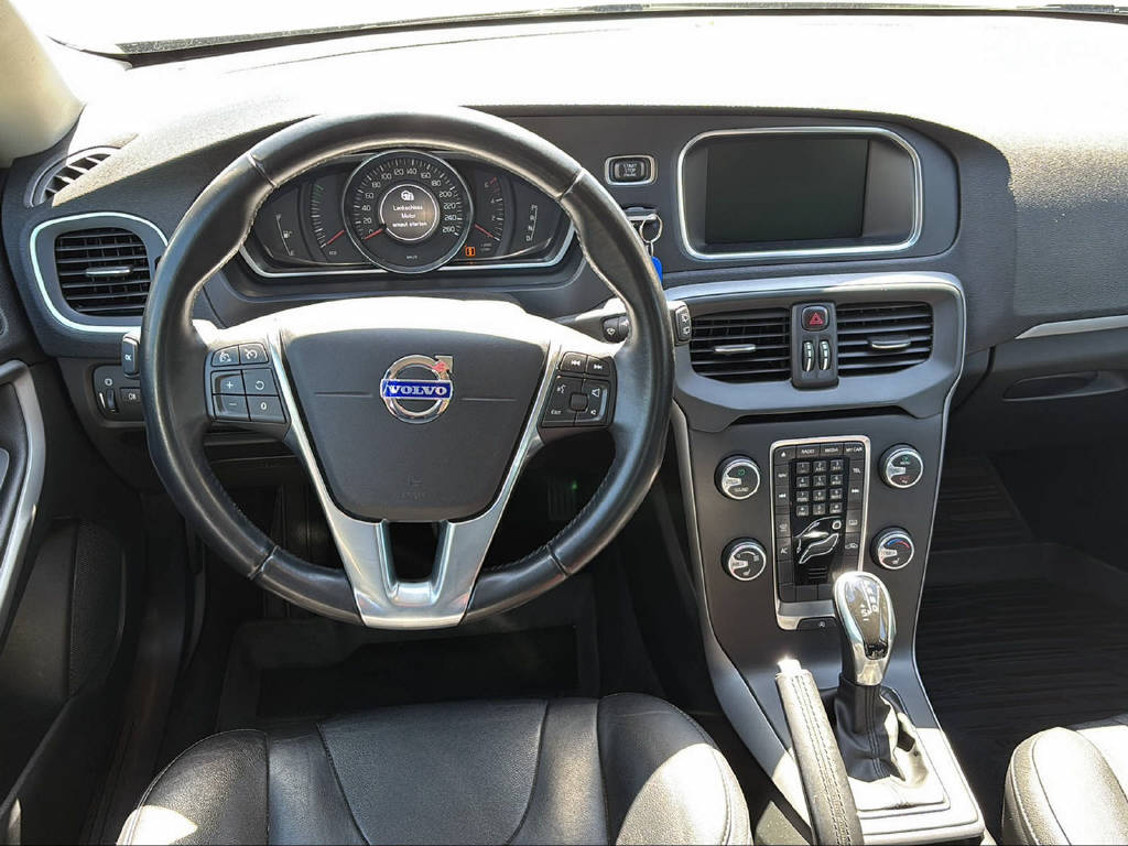 VOLVO V40 2.0 D3 Momentum S/S-image-8