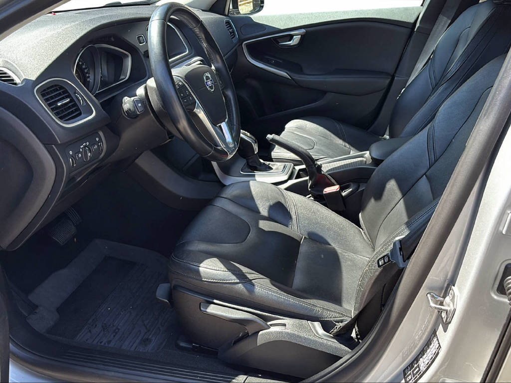 VOLVO V40 2.0 D3 Momentum S/S-image-9