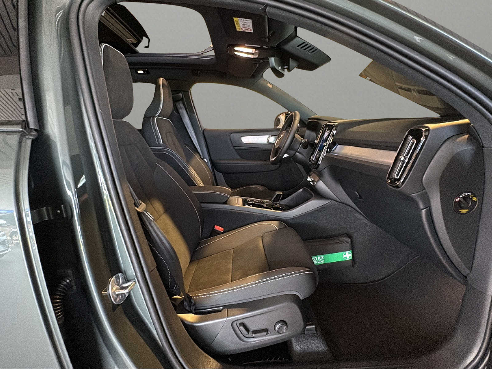 VOLVO XC40 B3 Benzin Mild Hybrid Plus Dark DCT-image-10