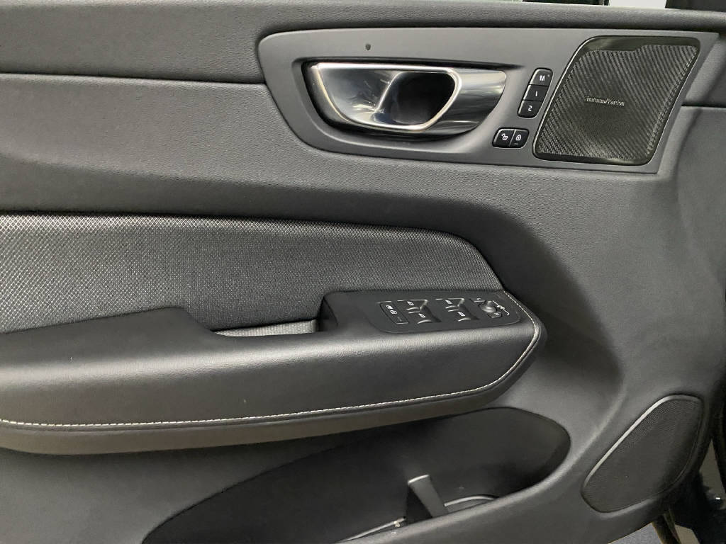 VOLVO XC60 2.0 B4 MH Plus Dark AWD-image-11