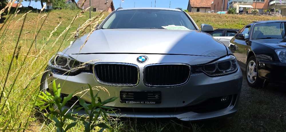 BMW 320i Touring Luxury Line-showroom-element-1
