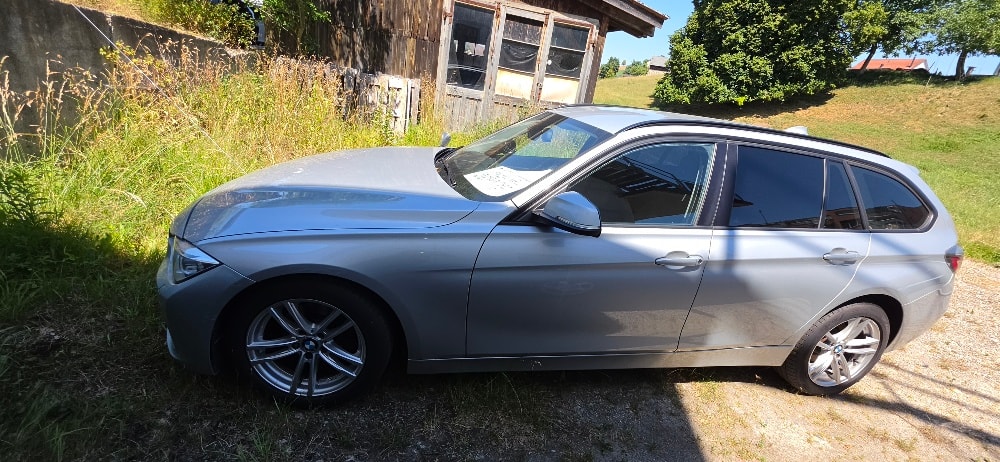 BMW 320i Touring Luxury Line-showroom-element-2