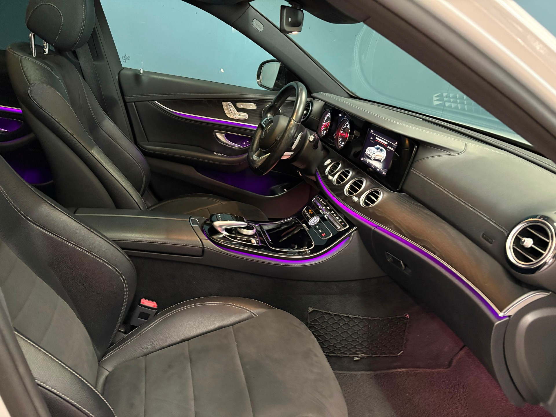 MERCEDES-BENZ E 220 d AMG Line 9G-Tronic-image-5