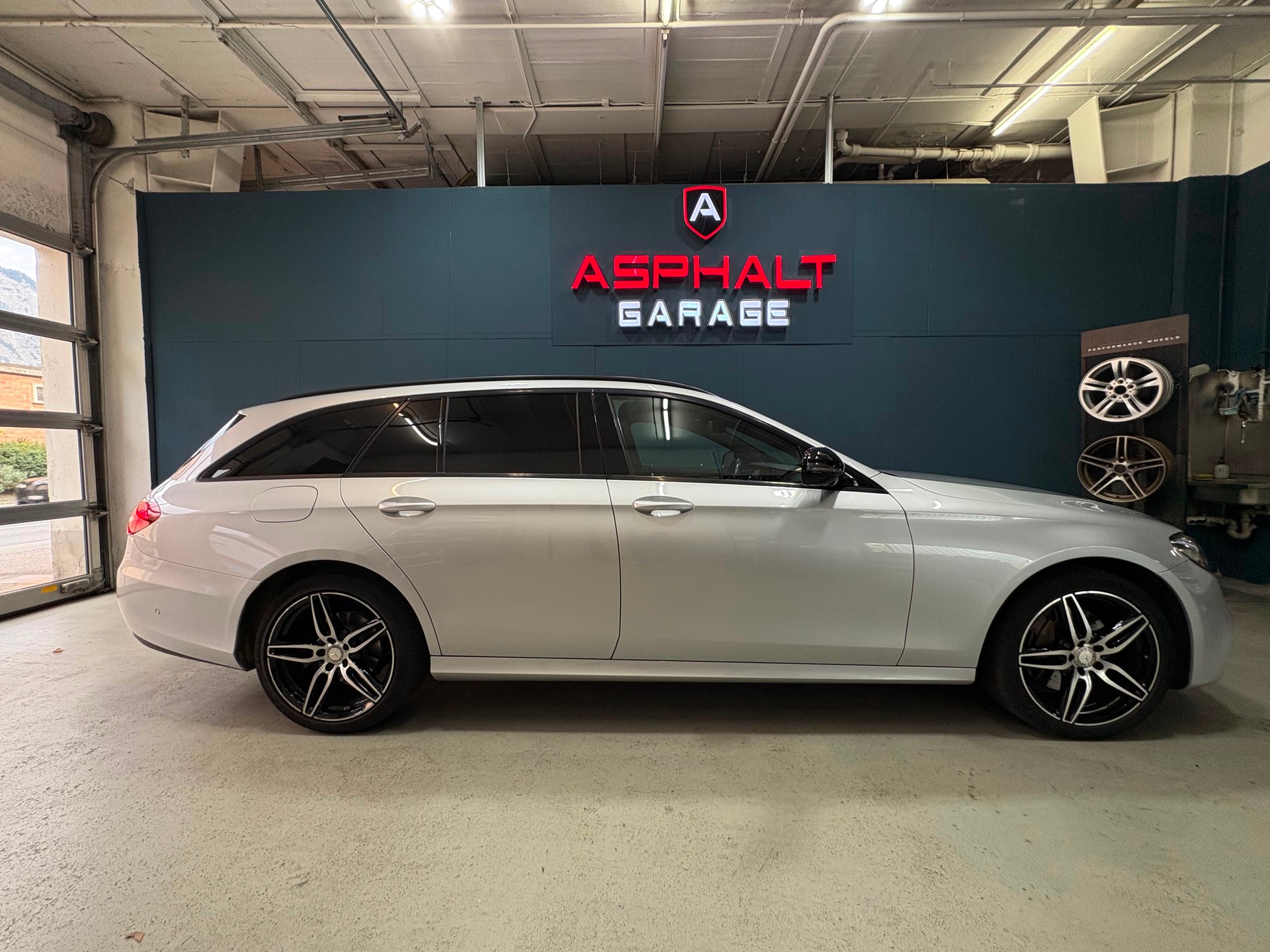 MERCEDES-BENZ E 220 d AMG Line 9G-Tronic-showroom-element-2