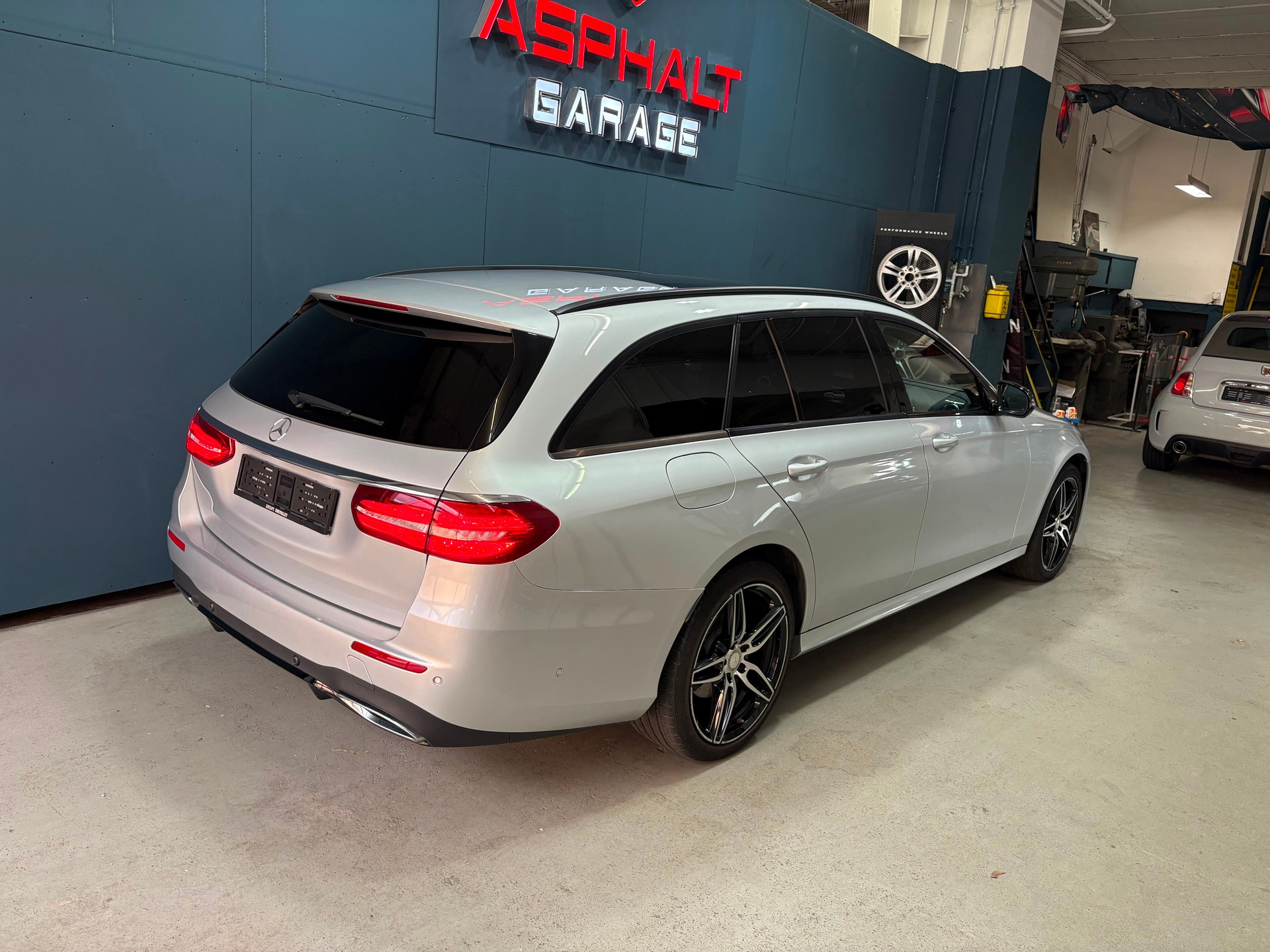 MERCEDES-BENZ E 220 d AMG Line 9G-Tronic-showroom-element-3