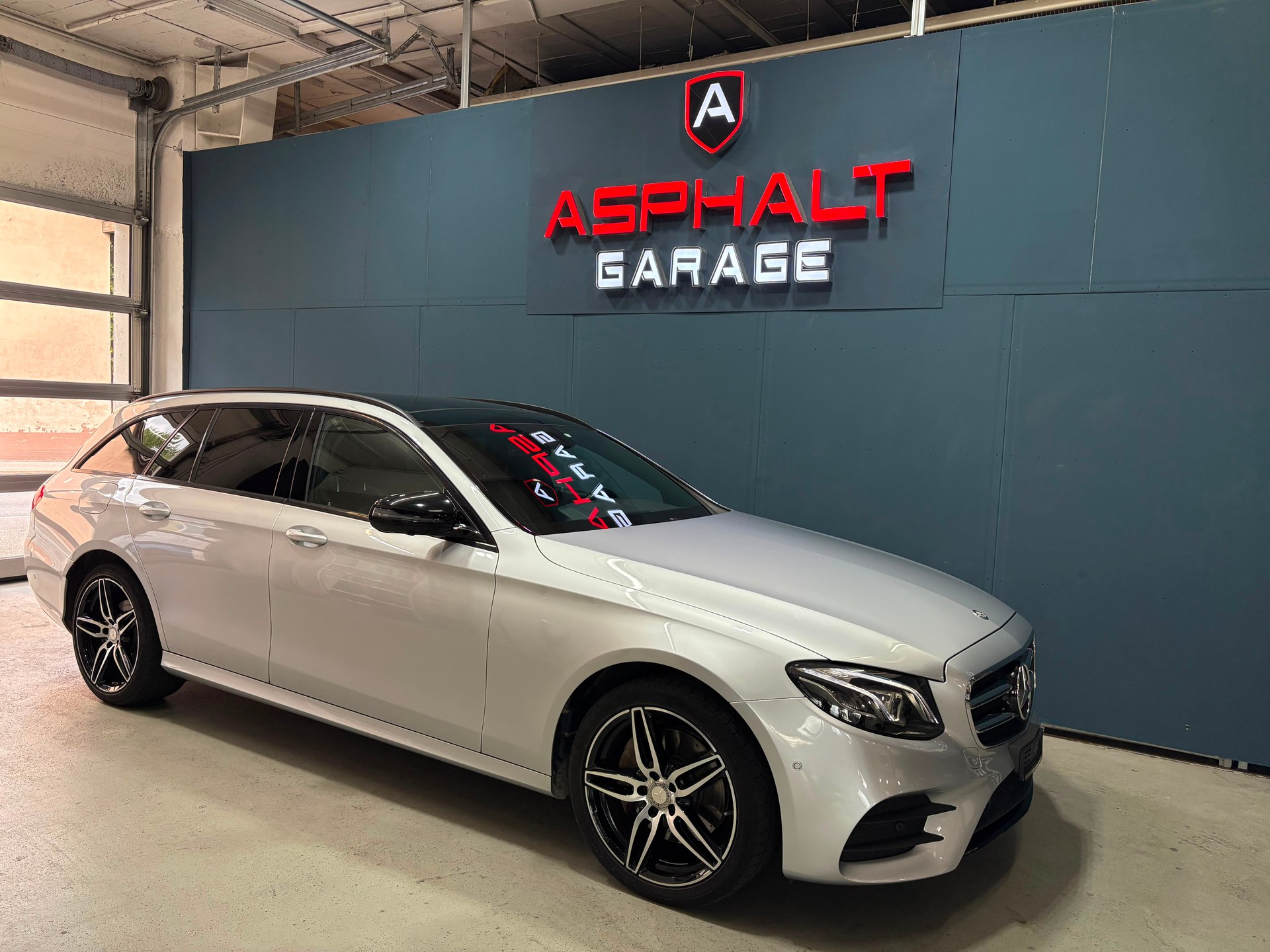 MERCEDES-BENZ E 220 d AMG Line 9G-Tronic-showroom-element-1