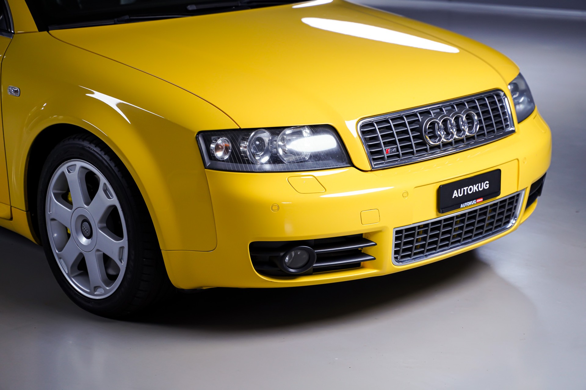AUDI S4 4.2 V8 quattro-showroom-element-3