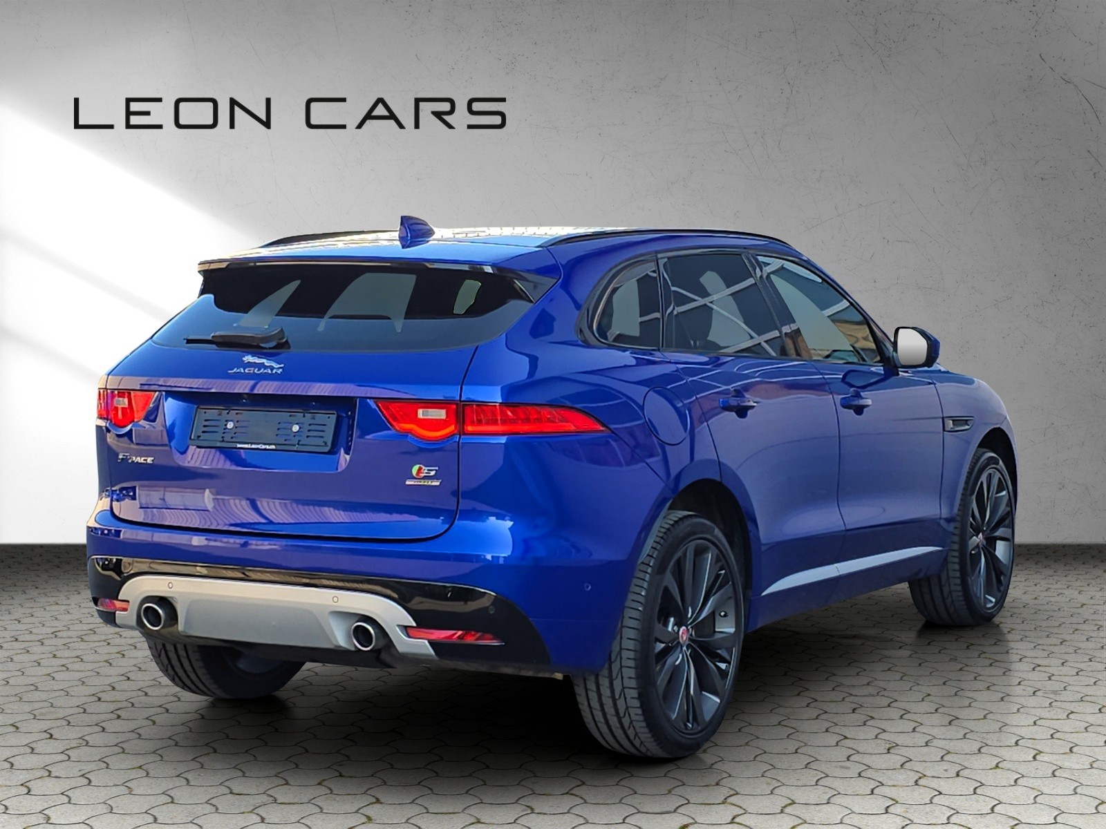 JAGUAR F-Pace 3.0 TD First Edition R-Sport AWD Automatik mit AHK-image-4