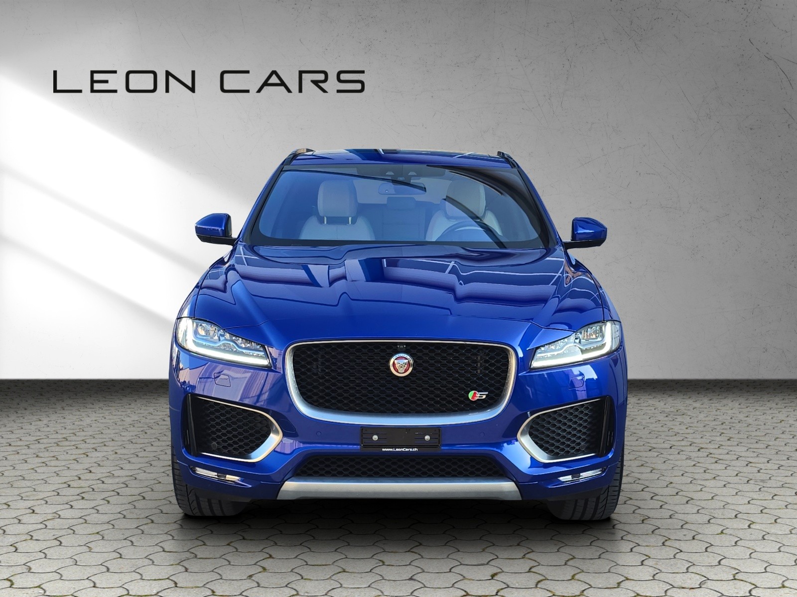 JAGUAR F-Pace 3.0 TD First Edition R-Sport AWD Automatik mit AHK-showroom-element-1