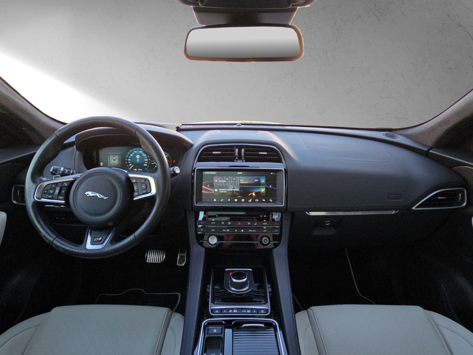 JAGUAR F-Pace 3.0 TD First Edition R-Sport AWD Automatik mit AHK-image-11