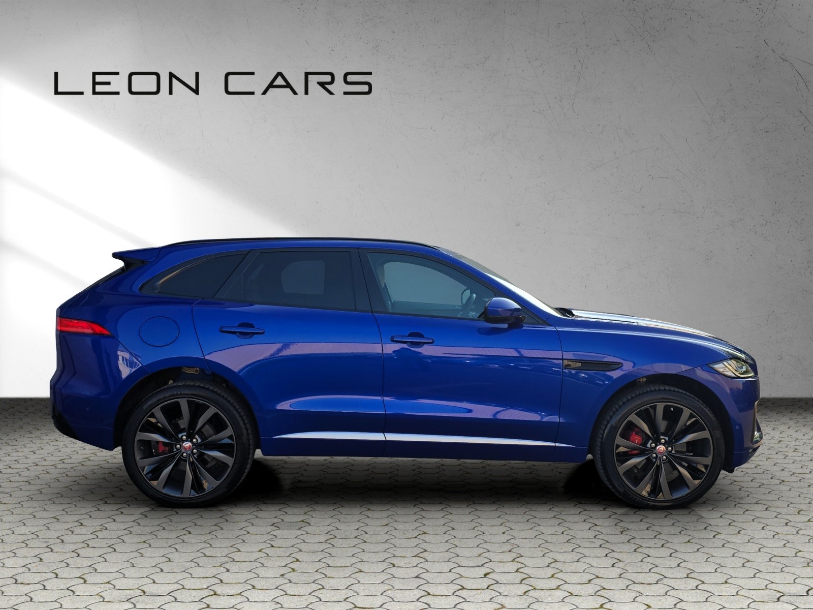 JAGUAR F-Pace 3.0 TD First Edition R-Sport AWD Automatik mit AHK-showroom-element-3