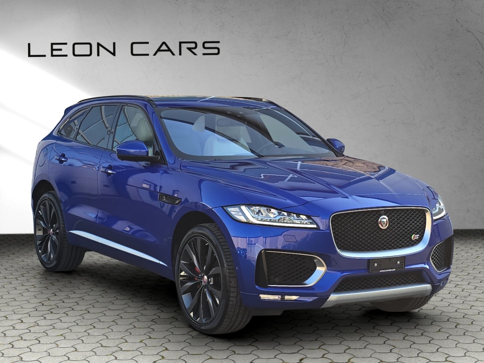 JAGUAR F-Pace 3.0 TD First Edition R-Sport AWD Automatik mit AHK-showroom-element-2