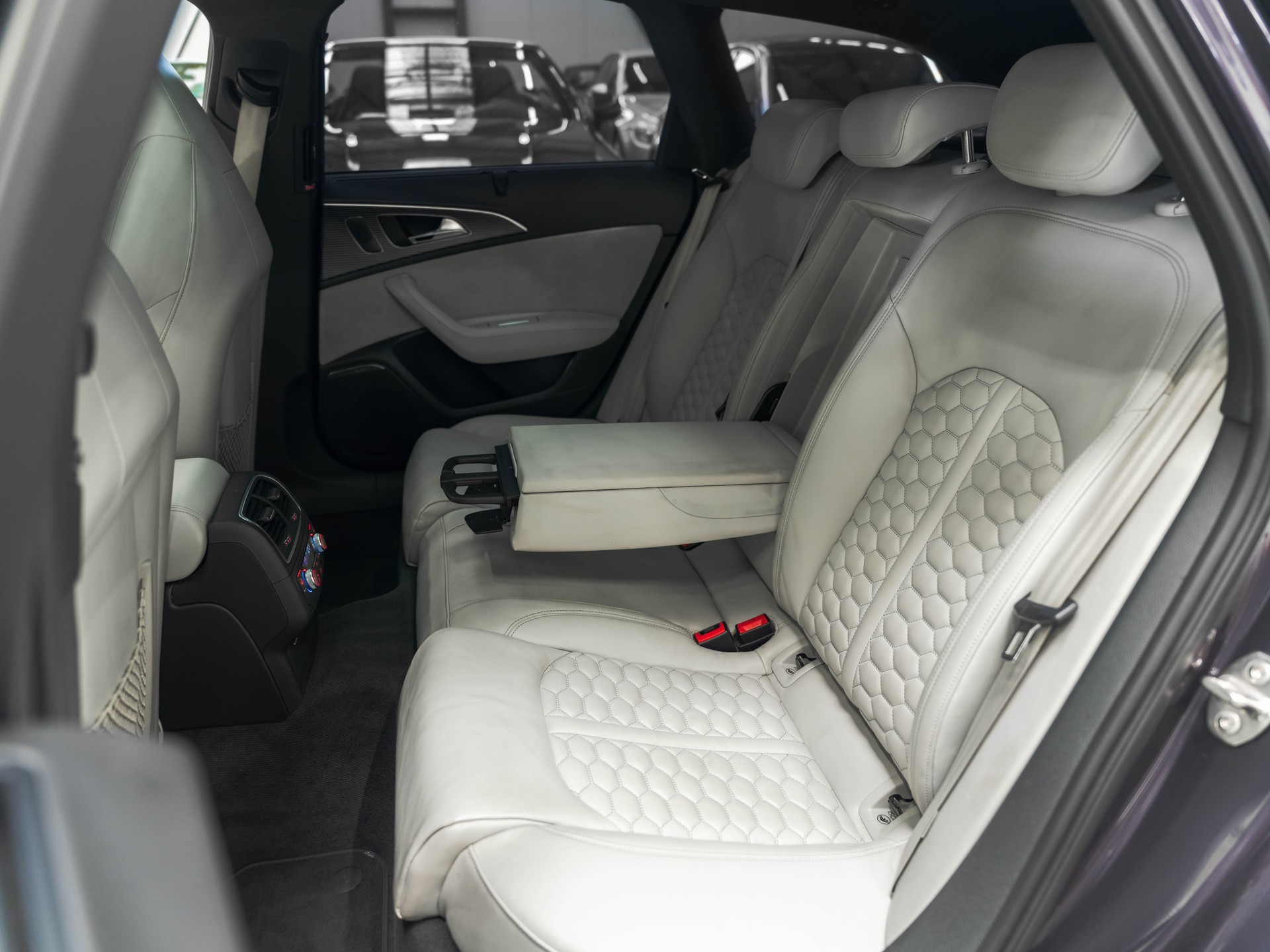 AUDI RS6 Avant 4.0 TFSI V8 quattro Tiptronic-image-13