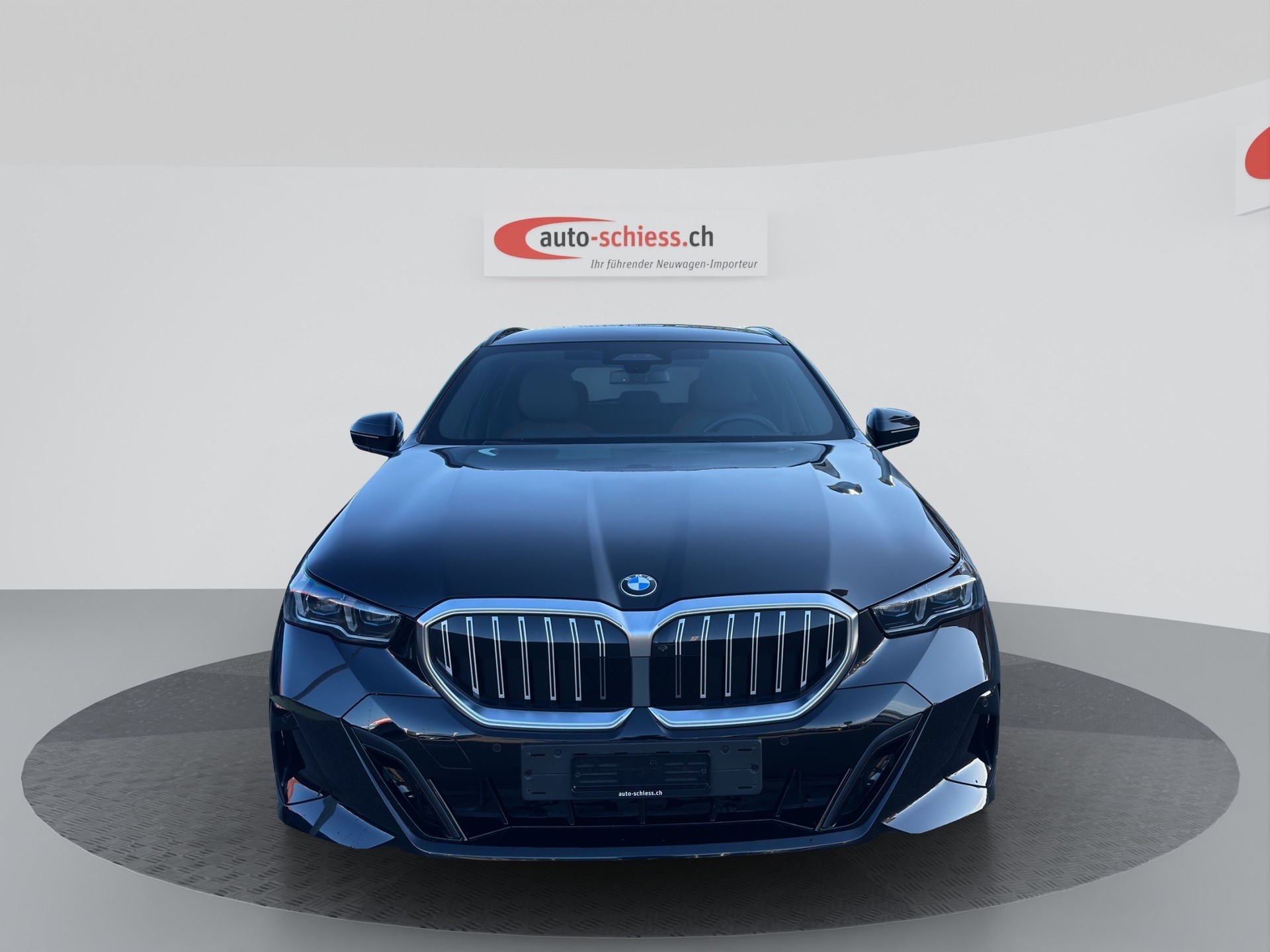 BMW 520 d xDrive Touring M Sport-showroom-element-3