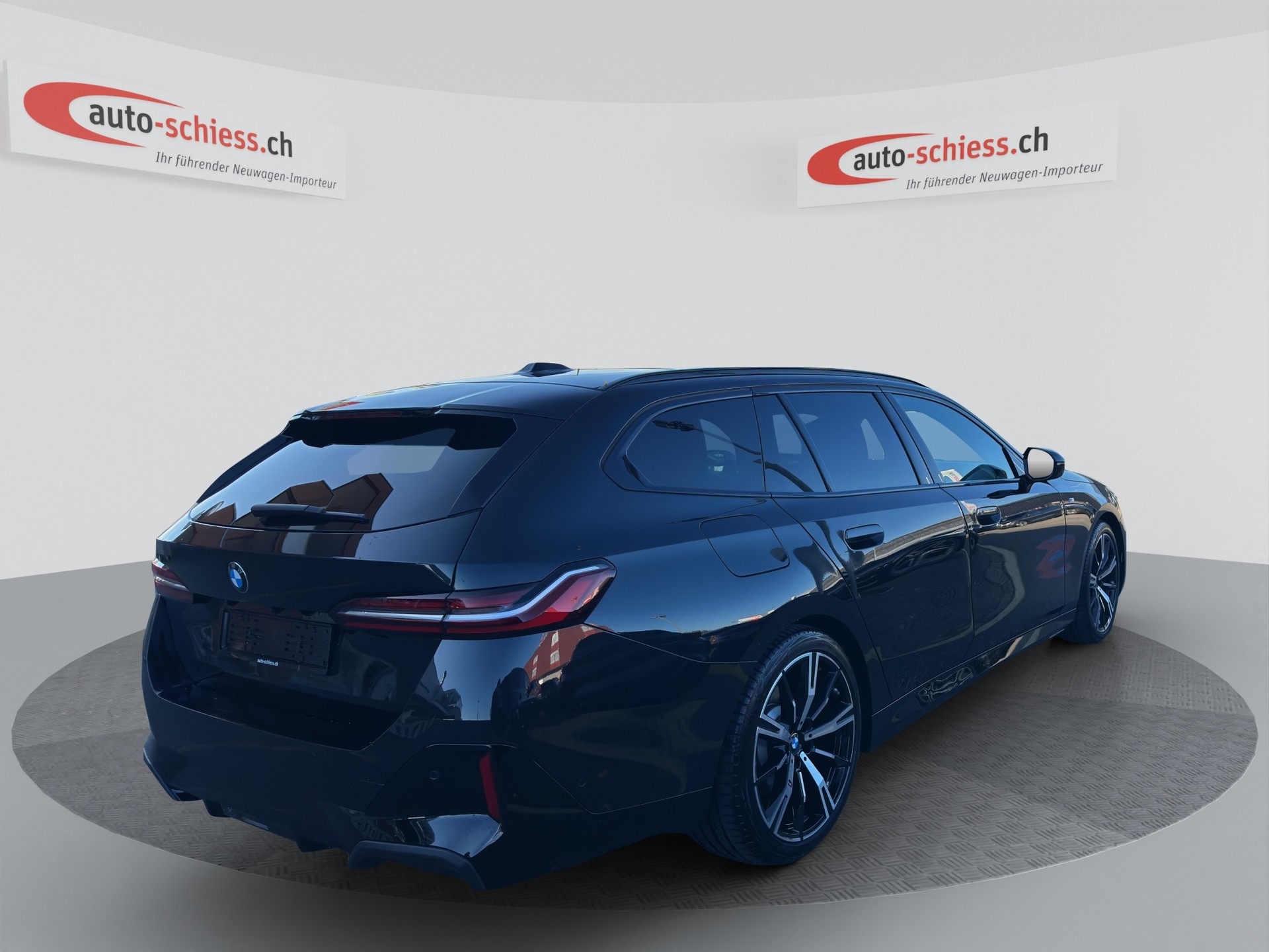 BMW 520 d xDrive Touring M Sport-showroom-element-1