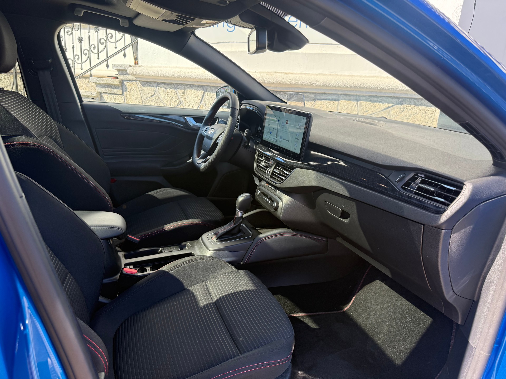 FORD Focus Station Wagon 1.0i EcoB Hybrid 155 ST-Line X-image-12