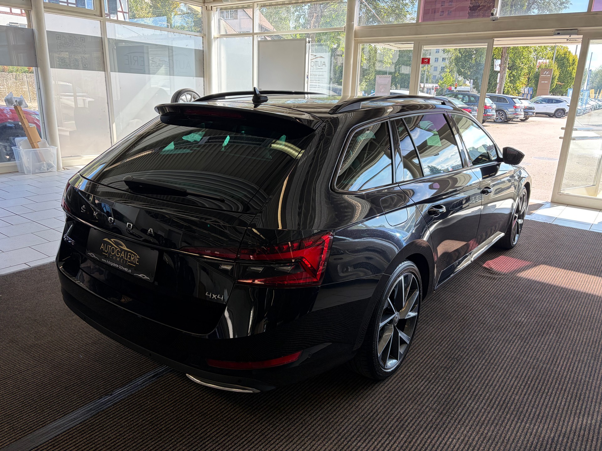 SKODA Superb Combi 2.0 TDi SportLine 4x4 DSG | CH | AHK |-image-28