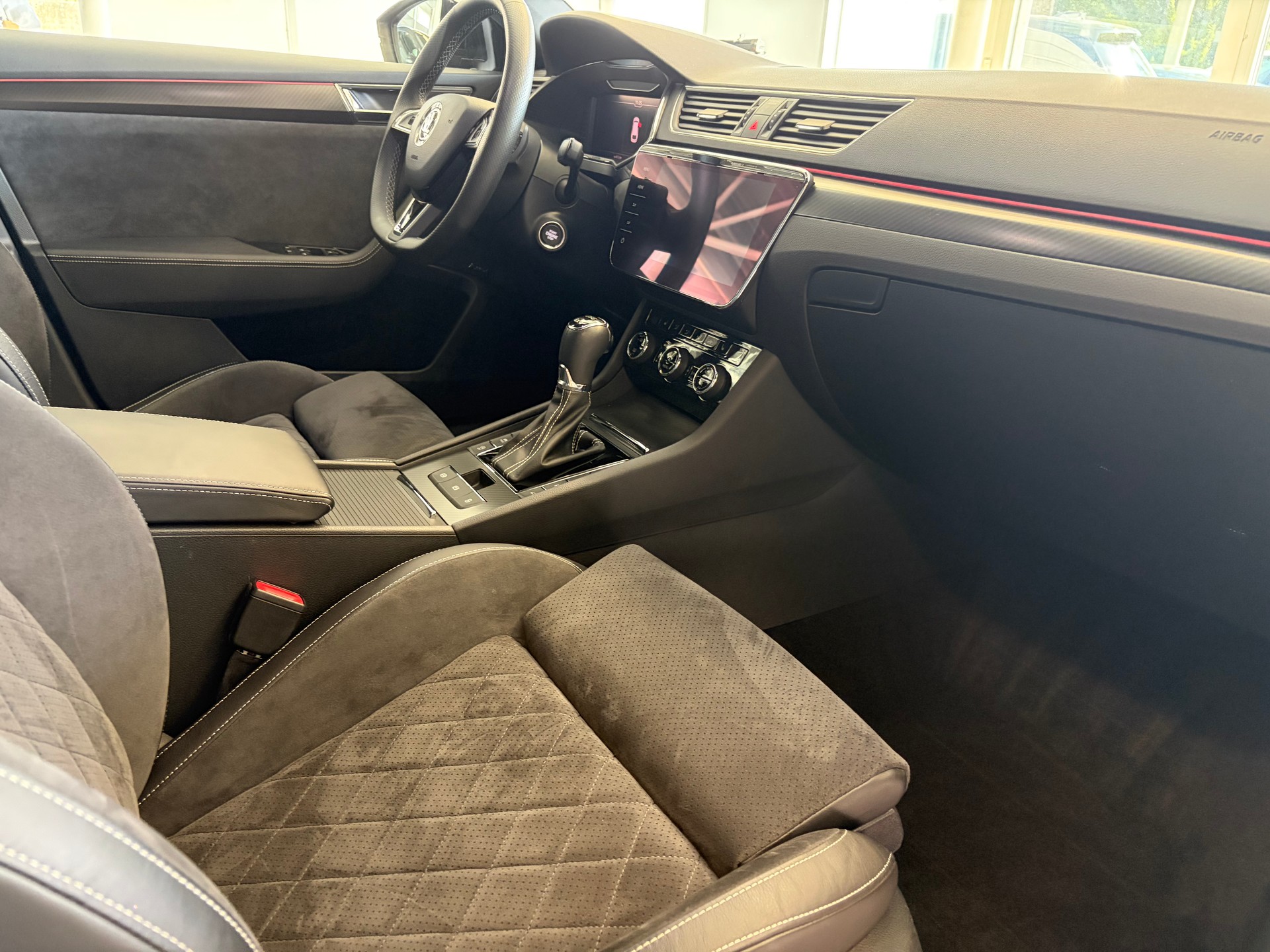 SKODA Superb Combi 2.0 TDi SportLine 4x4 DSG | CH | AHK |-image-31