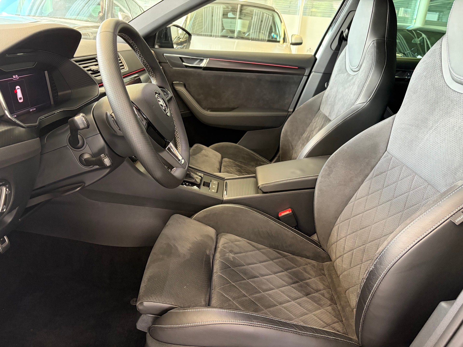SKODA Superb Combi 2.0 TDi SportLine 4x4 DSG | CH | AHK |-image-11