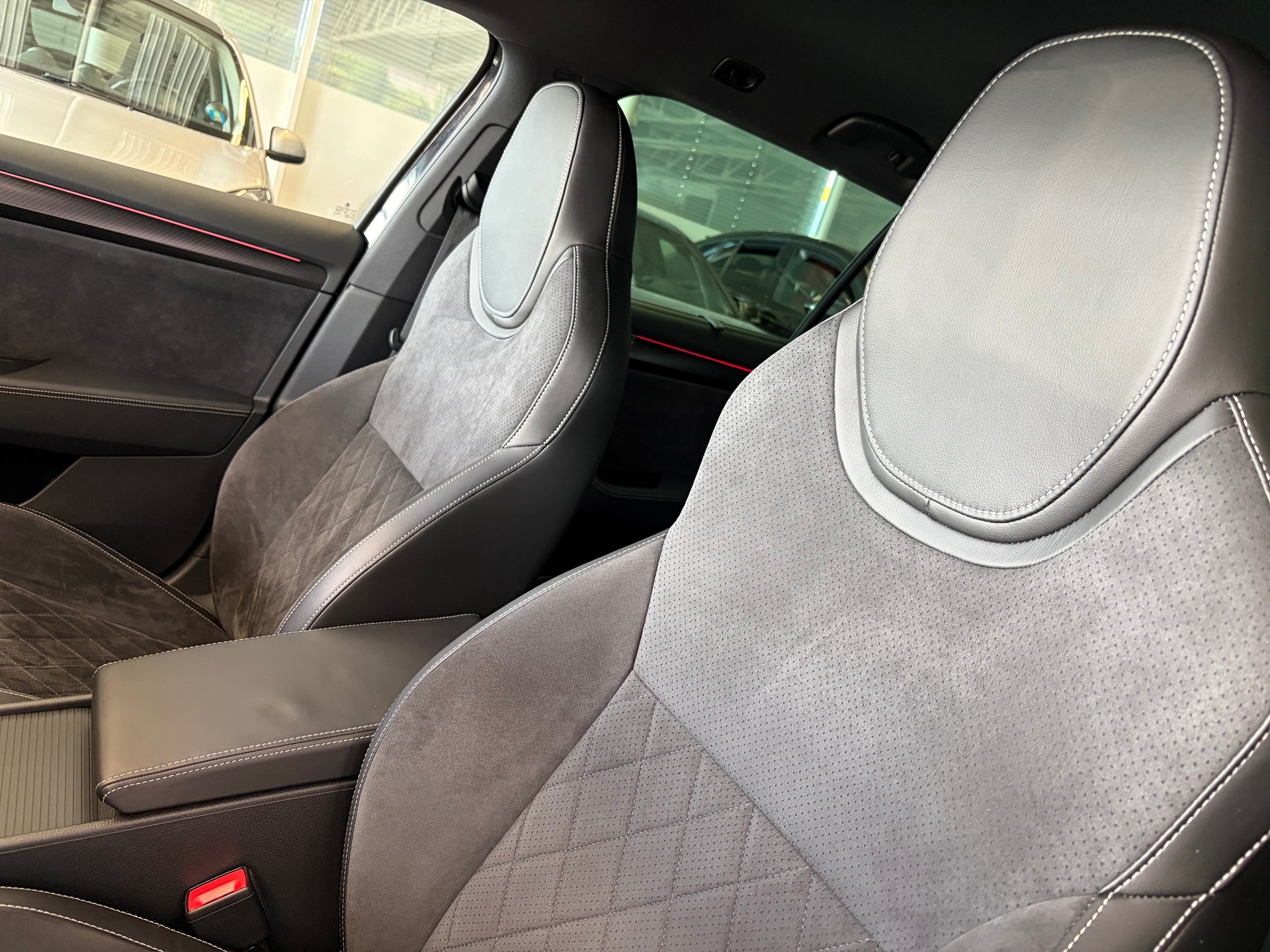 SKODA Superb Combi 2.0 TDi SportLine 4x4 DSG | CH | AHK |-image-12