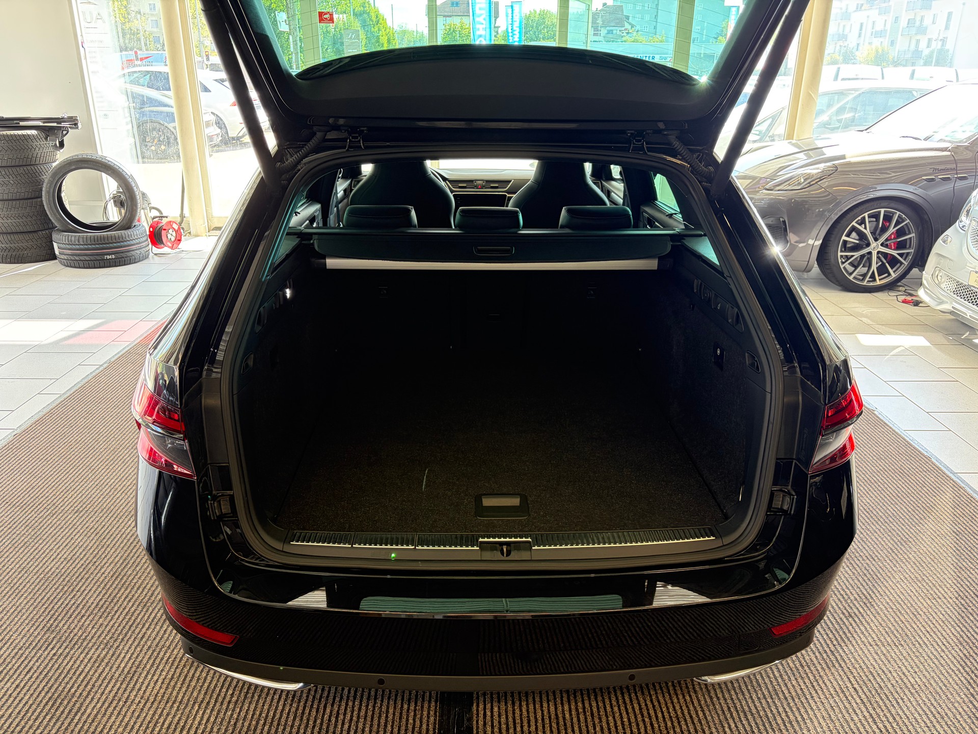 SKODA Superb Combi 2.0 TDi SportLine 4x4 DSG | CH | AHK |-image-24
