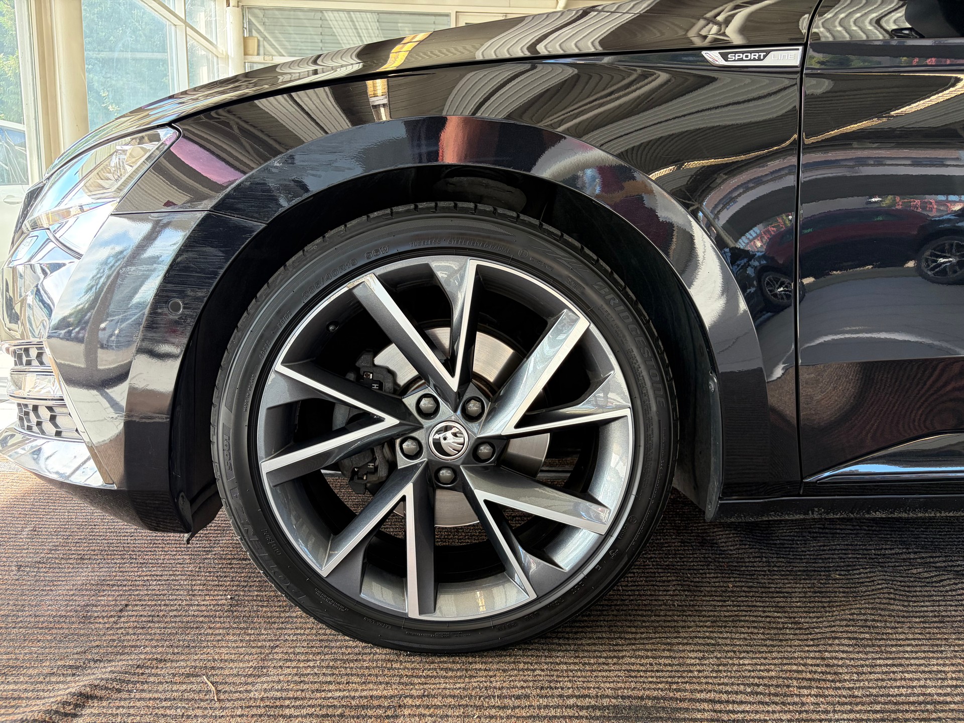 SKODA Superb Combi 2.0 TDi SportLine 4x4 DSG | CH | AHK |-image-9