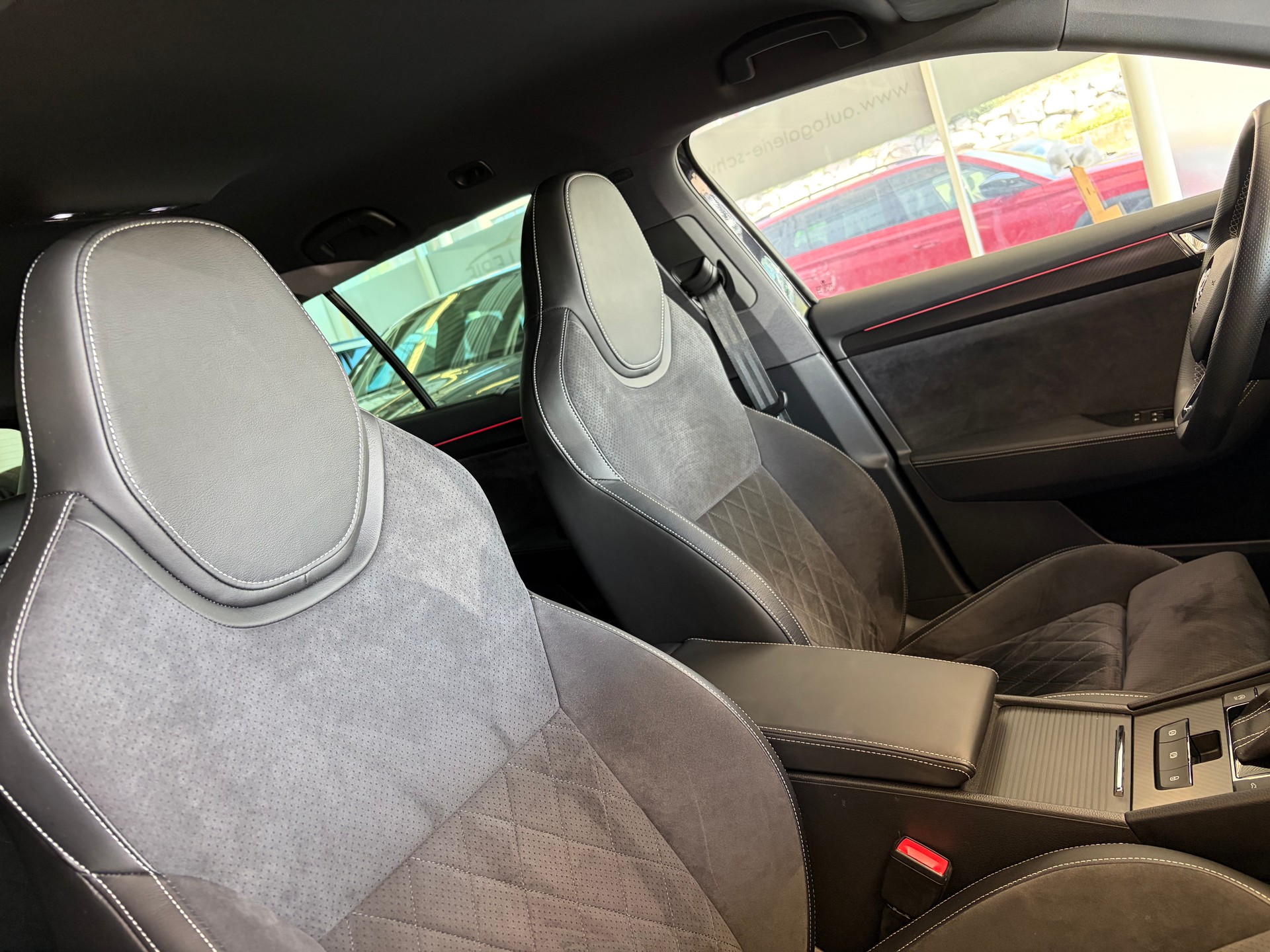 SKODA Superb Combi 2.0 TDi SportLine 4x4 DSG | CH | AHK |-image-32