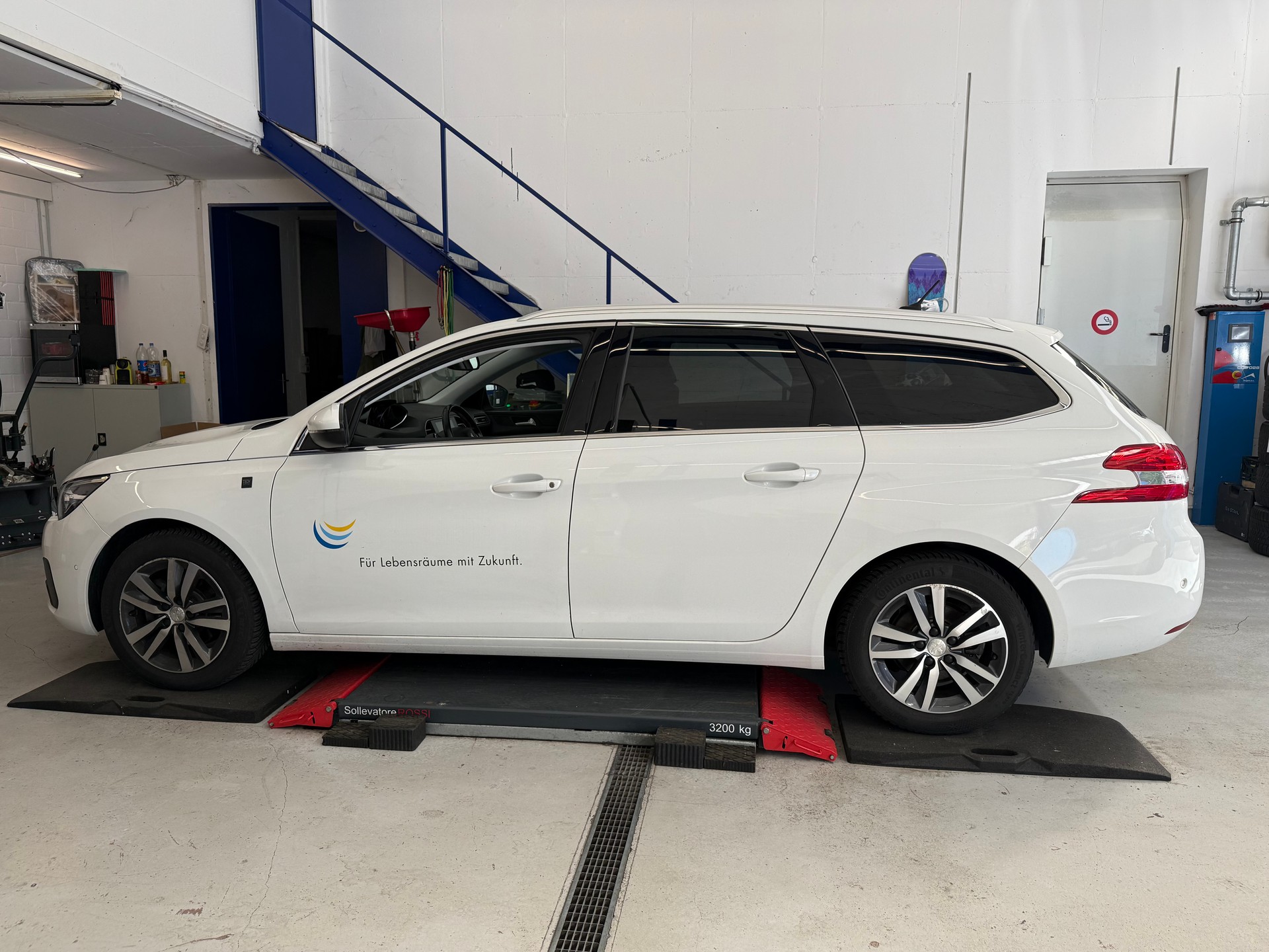 PEUGEOT 308 SW 1.5 BlueHDI Tech Edition EAT8-image-1