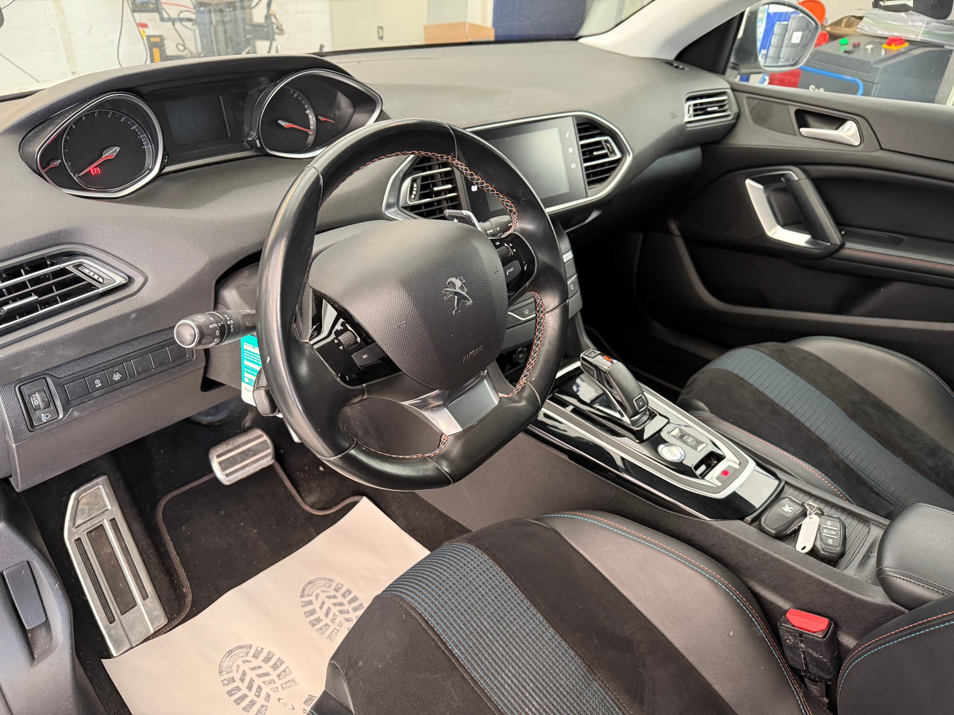 PEUGEOT 308 SW 1.5 BlueHDI Tech Edition EAT8-image-12