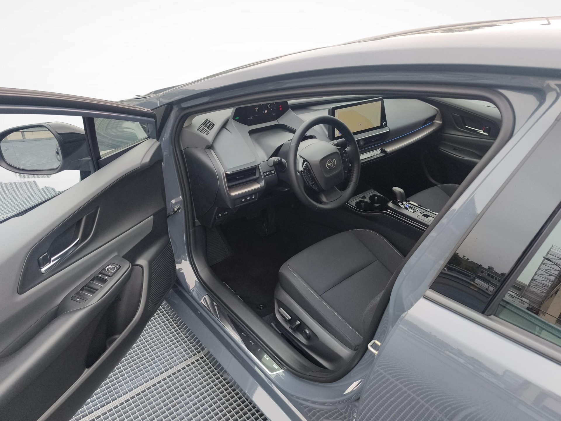 TOYOTA Prius 2.0 Plug-In-Hybrid Style-image-17