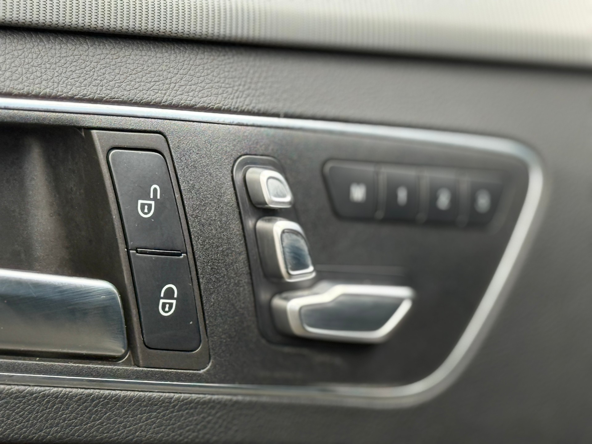 MERCEDES-BENZ E 350 BlueTEC 4Matic 7G-Tronic-image-18