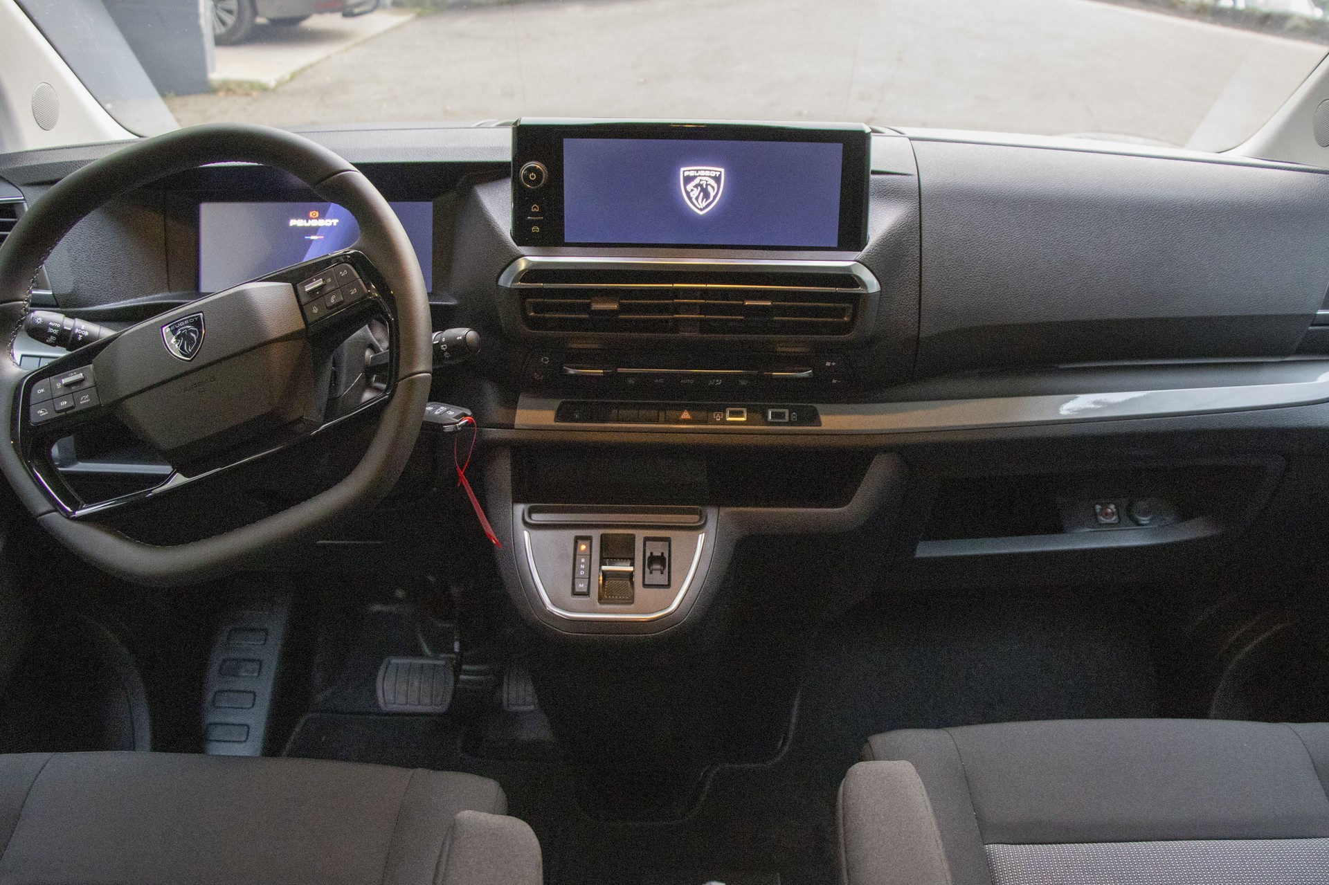PEUGEOT Traveller 2.0 BlueHDi Business Standard EAT8-image-4