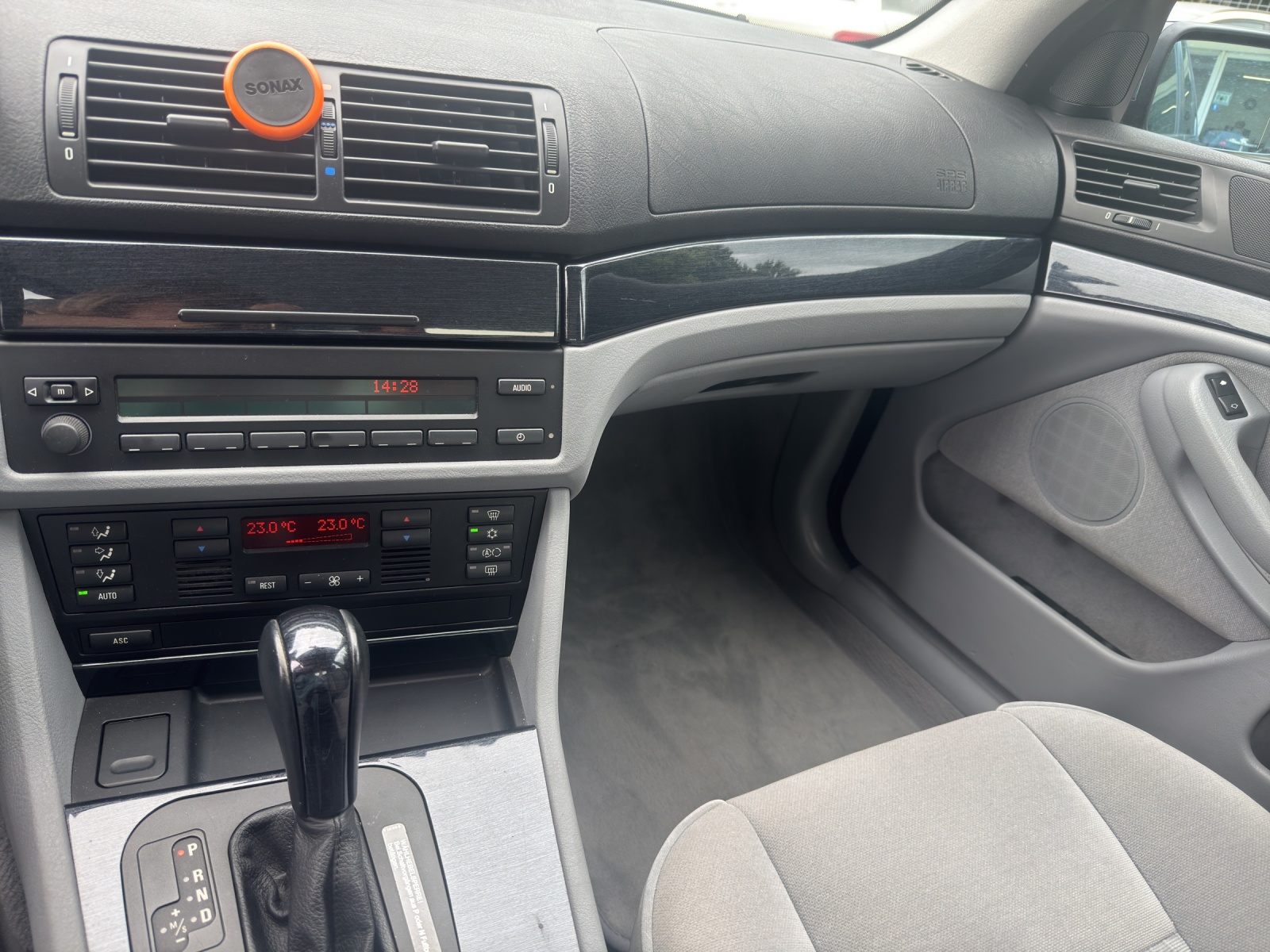 BMW 528i-image-7