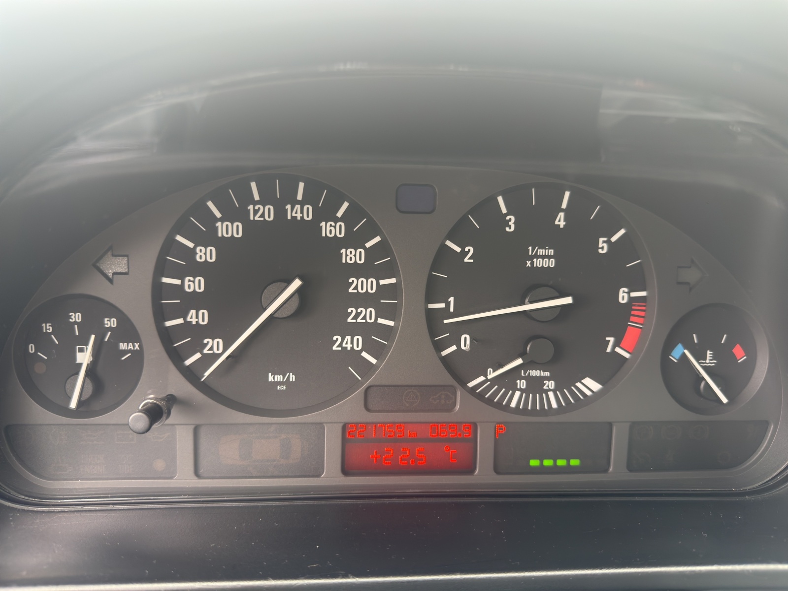 BMW 528i-image-9